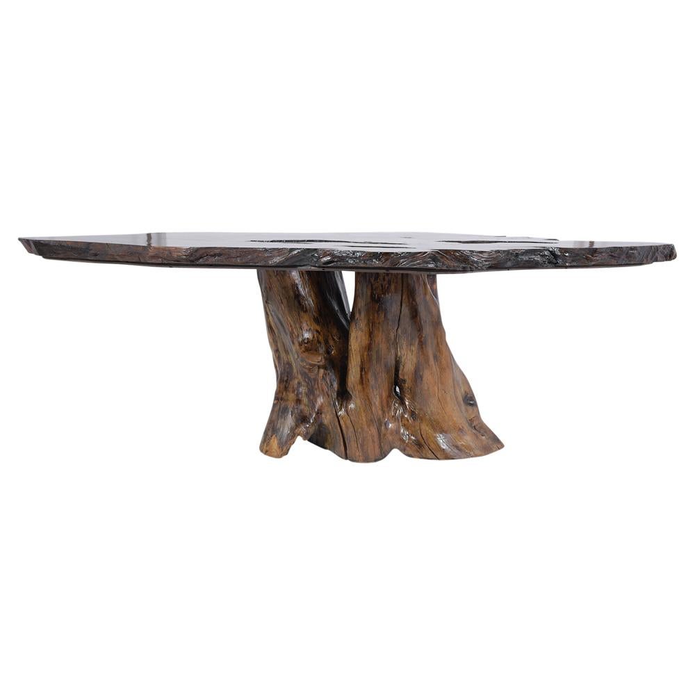 Lassen Sie Natur und Design miteinander verschmelzen mit unserem atemberaubenden skulpturalen Root-Esstisch, einem atemberaubenden Beispiel für organisches, modernes Design. Der aus Nussbaumholz gefertigte Tisch besticht durch seine einzigartige,