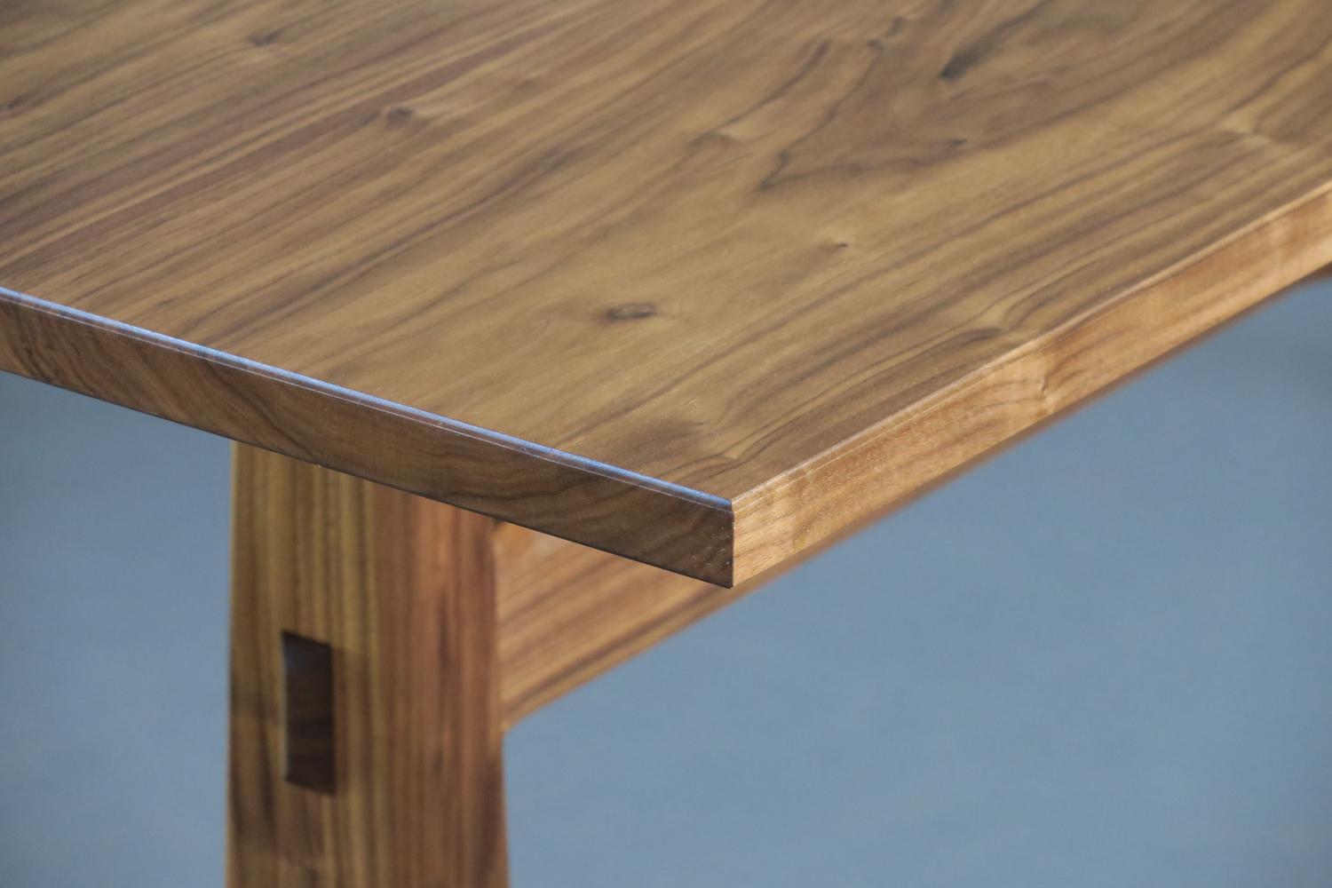 Tavolo da pranzo a cavalletto in noce di Thomas Throop/Black Creek Design/One - Su ordinazione in vendita 2