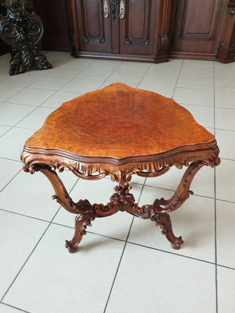 Walnut triangular auxiliary table in rococo revival style
Very handy and at the same time rarely found in antique trading, a triangular small auxiliary table in the Rococo Revival style.

Filigree and decorative furniture, the rich woodcarving of