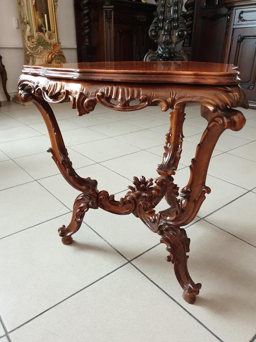 Walnut Triangular Auxiliary Table in Rococo Revival Style In Good Condition For Sale In Liverpool, GB