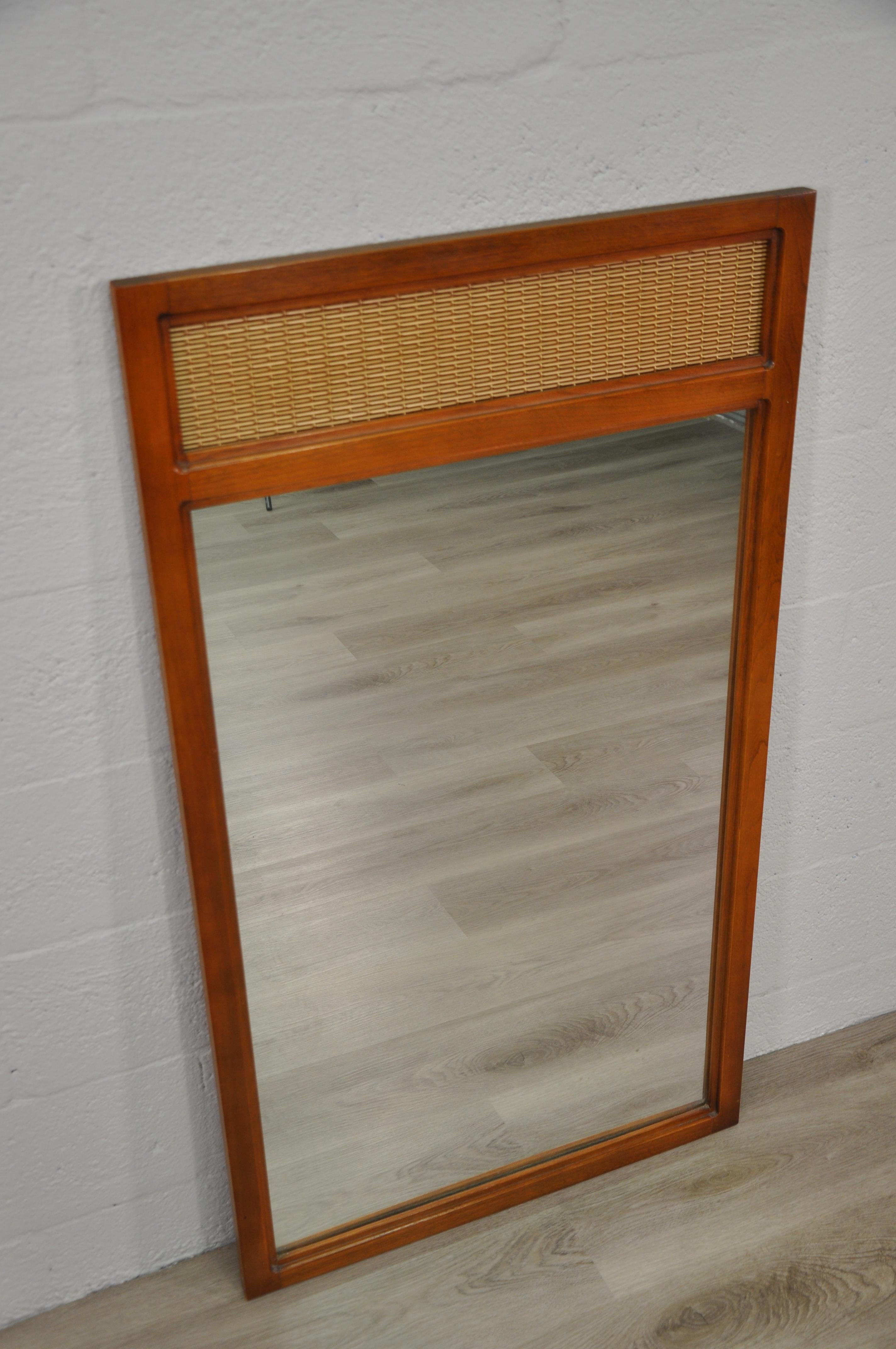Juego de dormitorio triple de nogal con tocador y espejo de mediados de siglo by Stanley Furniture en venta 3
