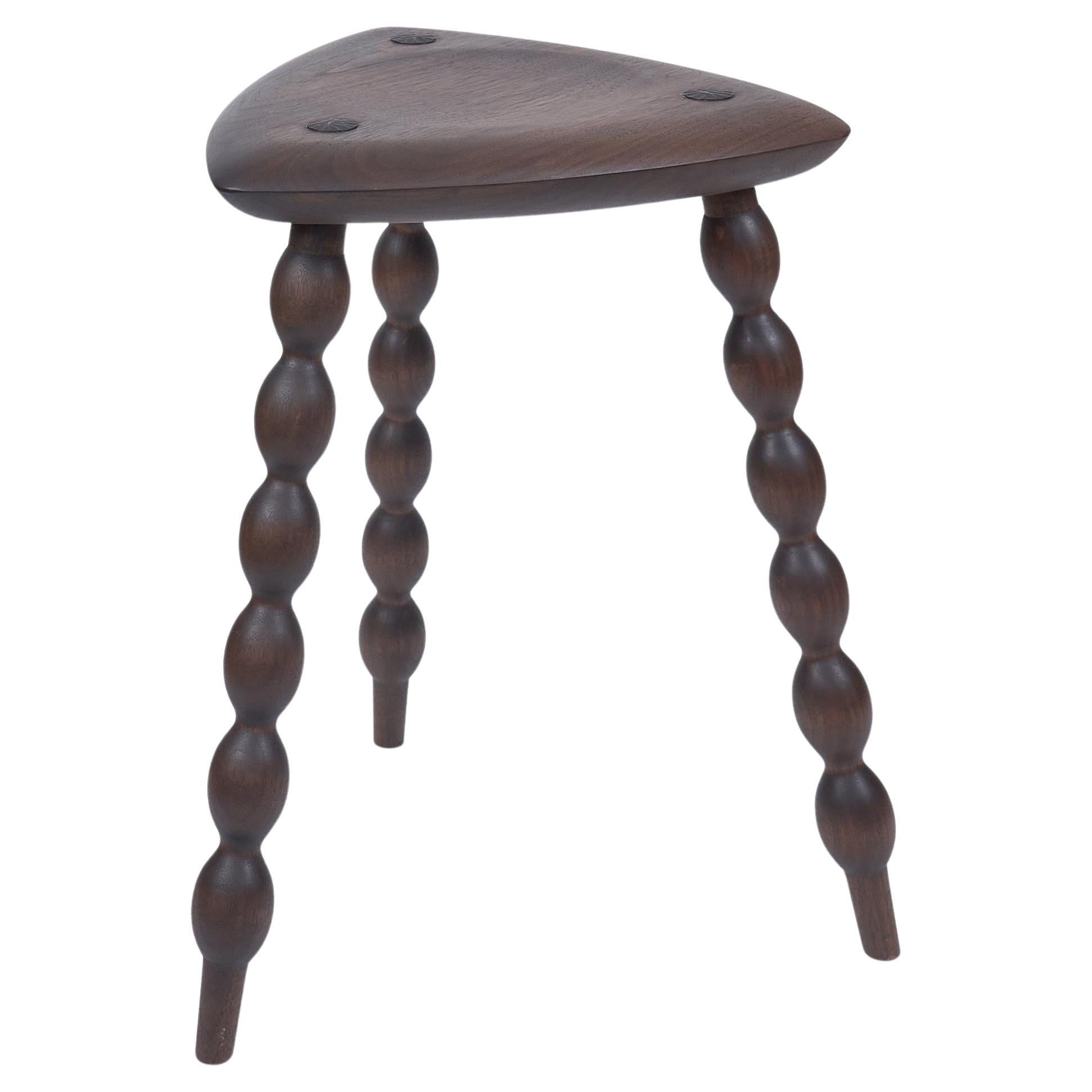 Dreibein-Hocker aus Nussbaumholz mit gedrechselten Bobbin-Beinen von Val Khvan