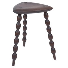 Dreibein-Hocker aus Nussbaumholz mit gedrechselten Bobbin-Beinen von Val Khvan