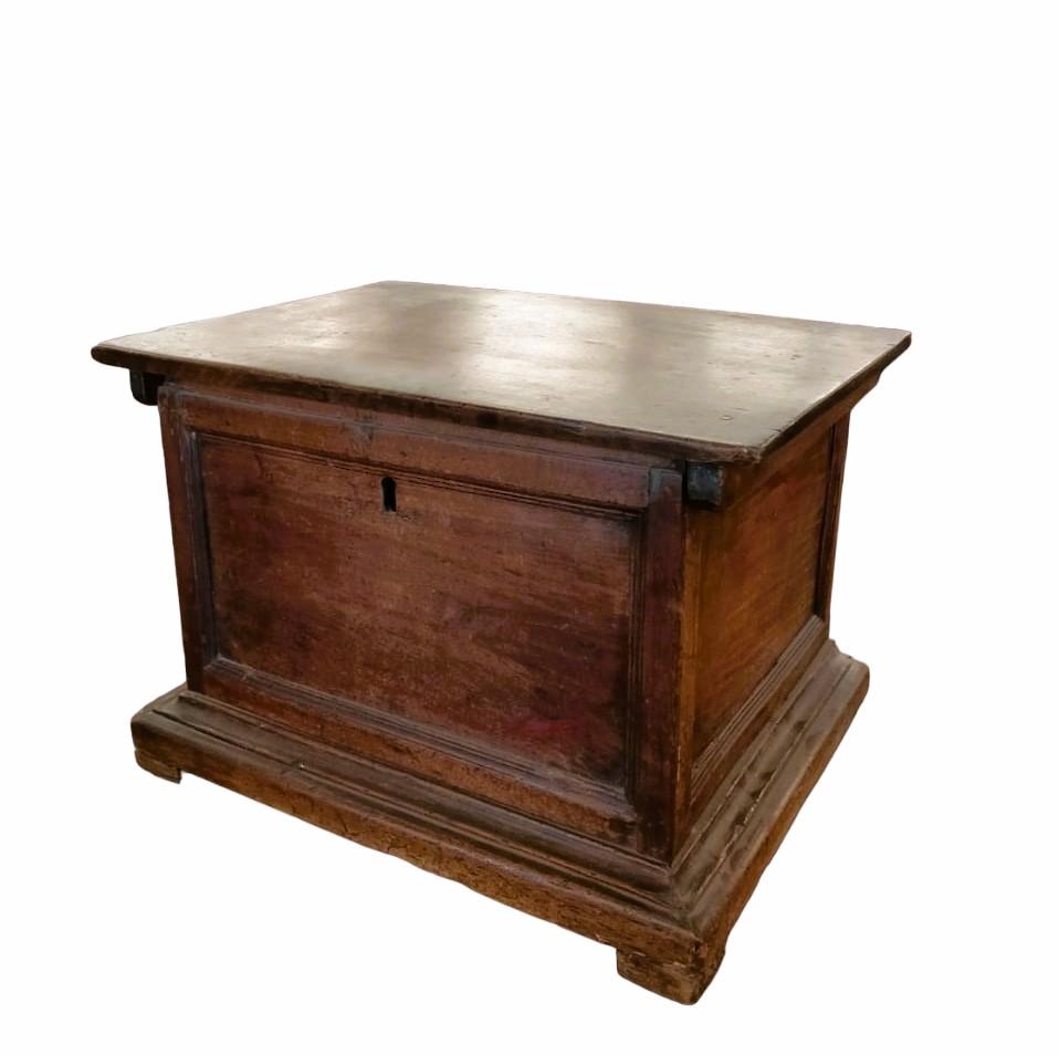 Walnut Trunk from the 17th Century 
17th century walnut case
A walnut chest, dating back to the 17th century, is an authentic chest that has spanned the centuries, carrying with it the grandeur of its era. This small bench, dating back to the late