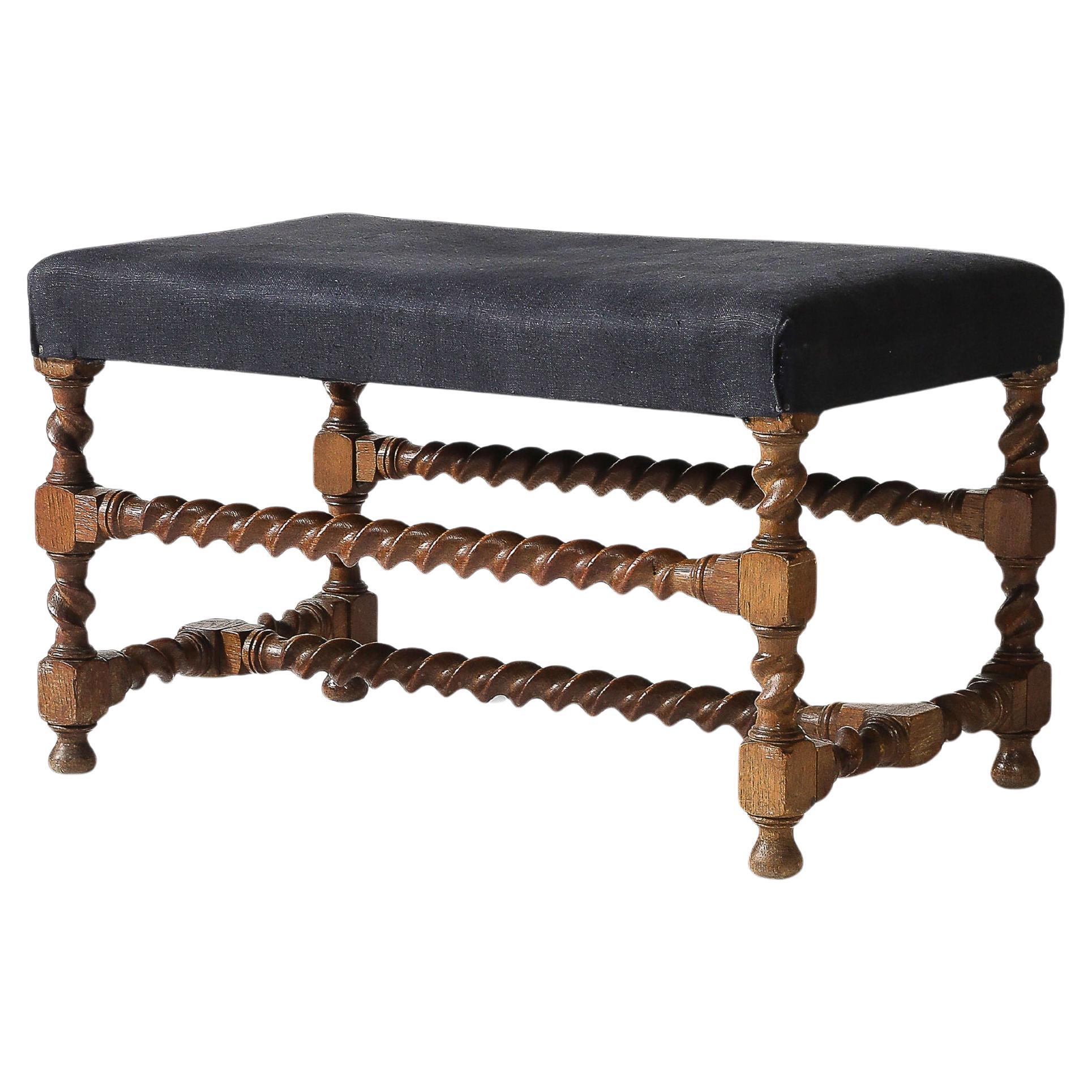 Noyer de style Tudor  Banc Barley Twist avec tapisserie en lin, Angleterre, C.I.C.