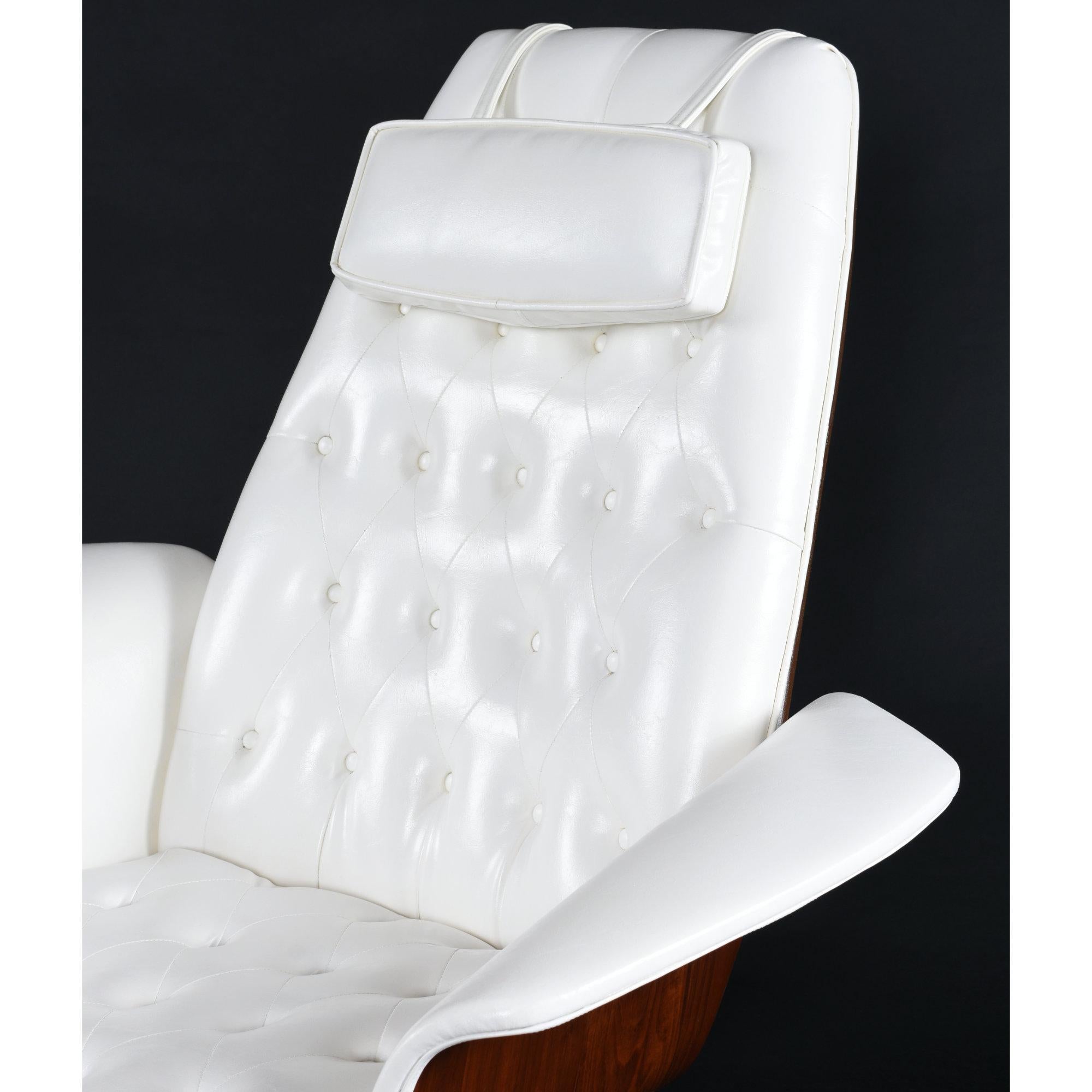 Walnut Tufted George Mulhauser Mr. Chair & Ottoman by Plycraft In Good Condition For Sale In Chattanooga, TN