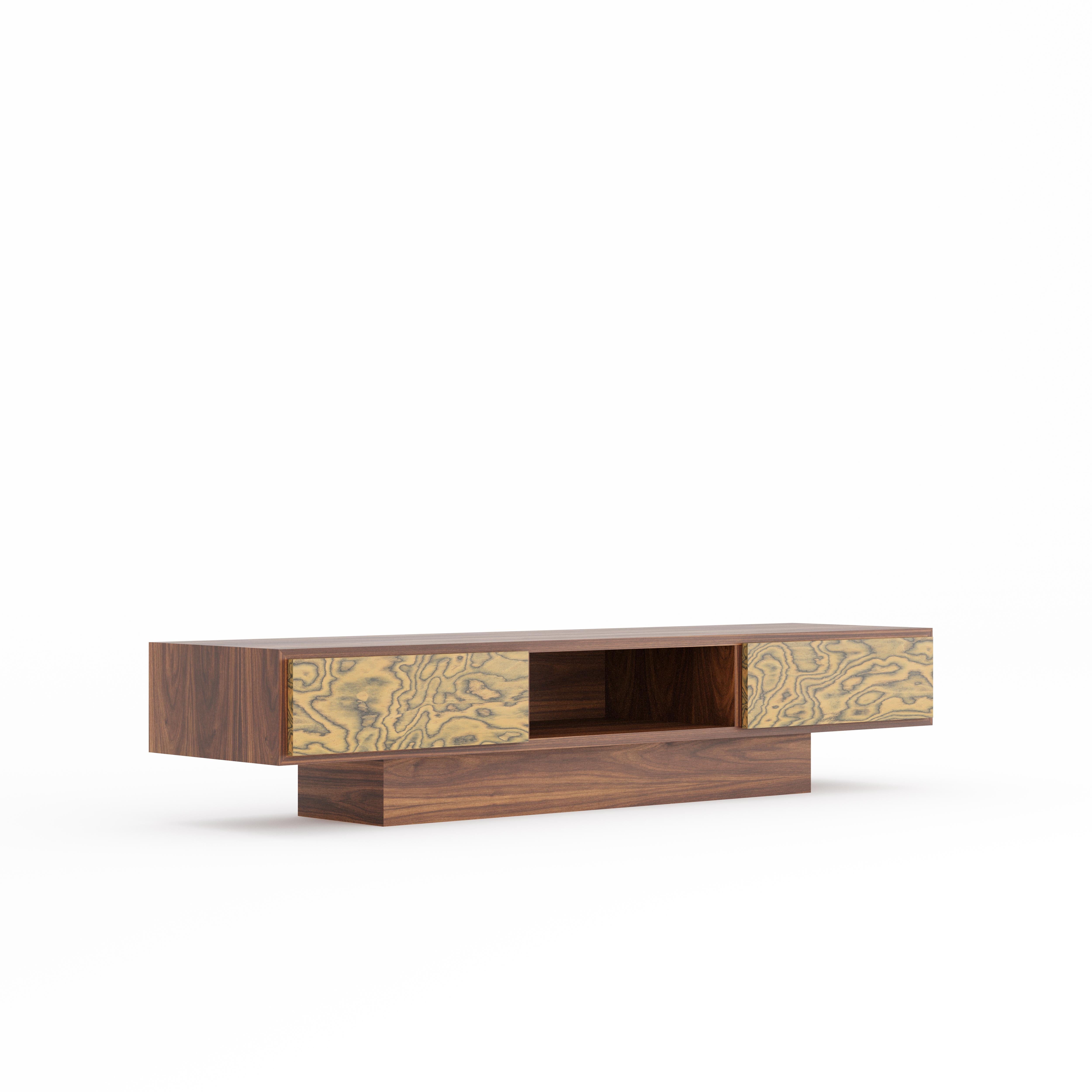 Lowboard aus Nussbaumholz mit zwei Schubladen, die mit Ettore Sottsass-Furnier überzogen sind, und Platz für Mediengeräte im Stil der Mid Century Modern.
Perfekt als TV-Ständer oder Medienkonsole. Zwei Schubladen bieten viel Stauraum zur