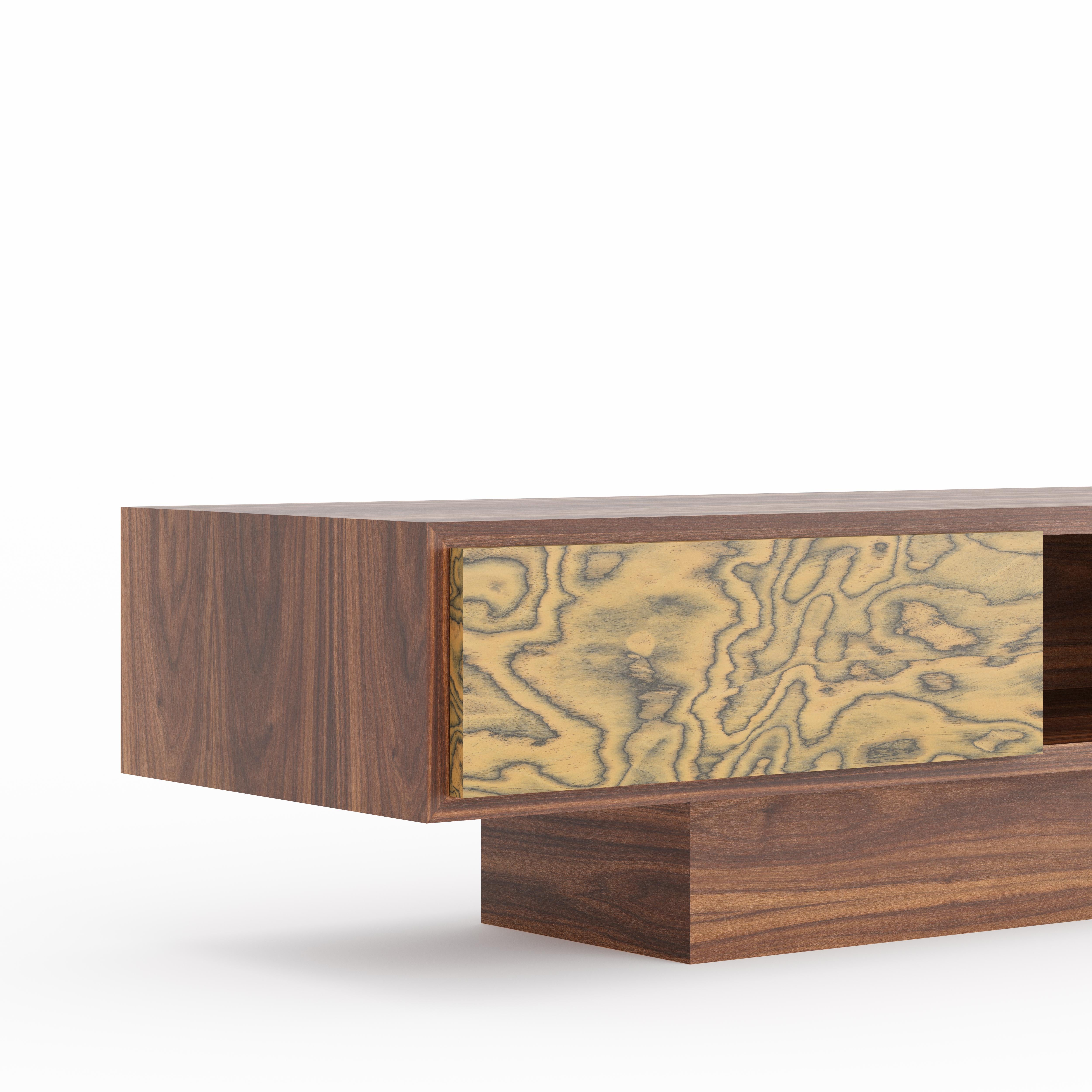 Nussbaum TV-Ständer Lowboard, Ettore Sottsass Furnier, Mitte des Jahrhunderts modern (Polnisch) im Angebot