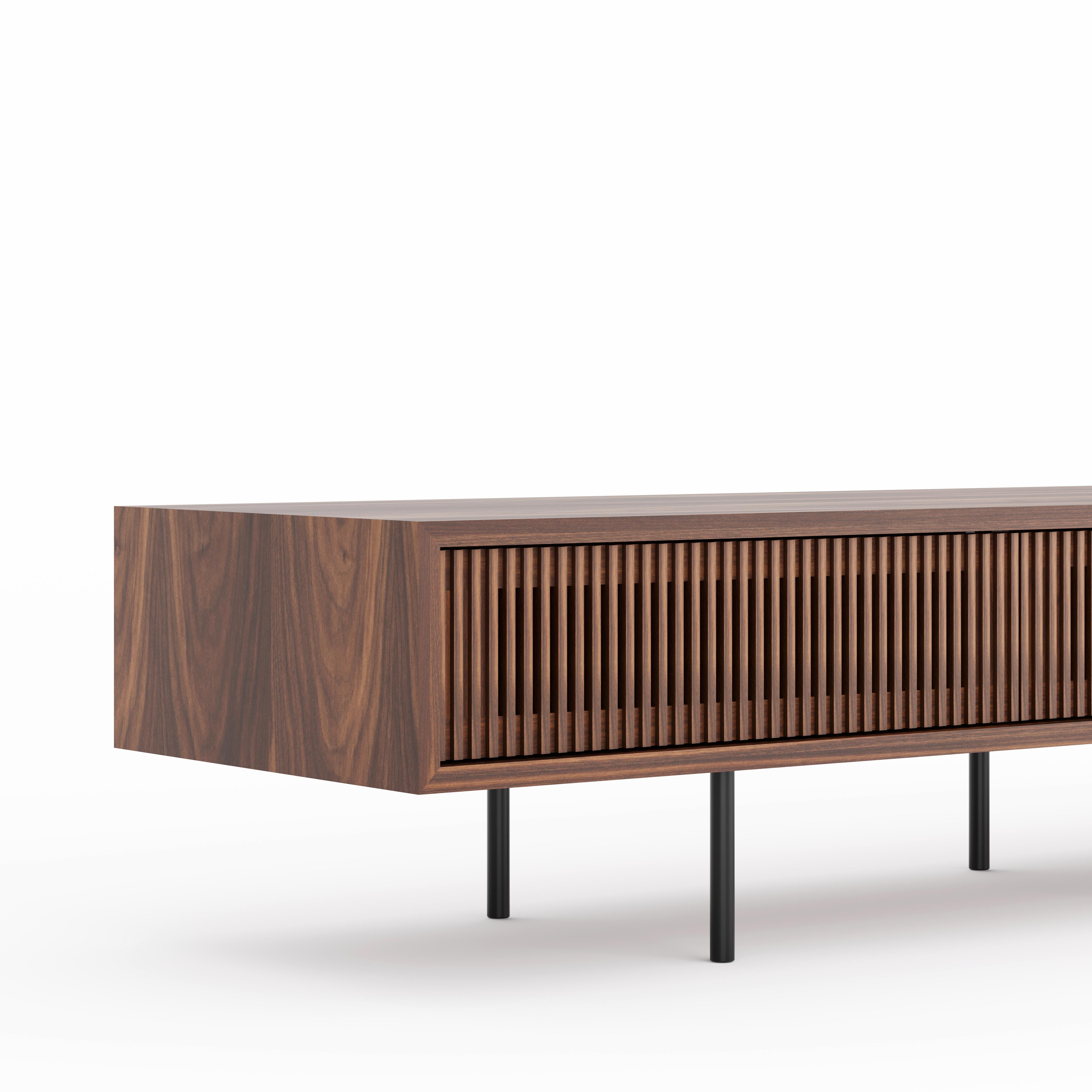 Nussbaum TV-Ständer Lowboard mit drei Lattenrosttüren im Stil der Jahrhundertmitte (Moderne der Mitte des Jahrhunderts) im Angebot