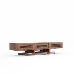 Meuble TV en noyer moderne du milieu du siècle avec portes à lamelles et base en aluminium