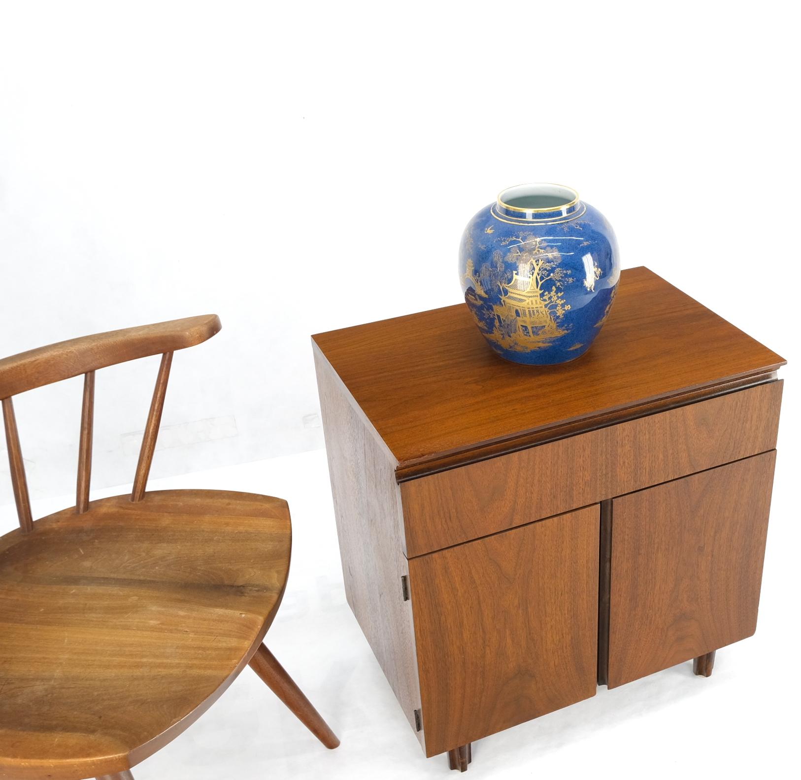 Table de nuit en noyer à deux portes, compartiment inférieur avec un tiroir, table d'extrémité en vente 3