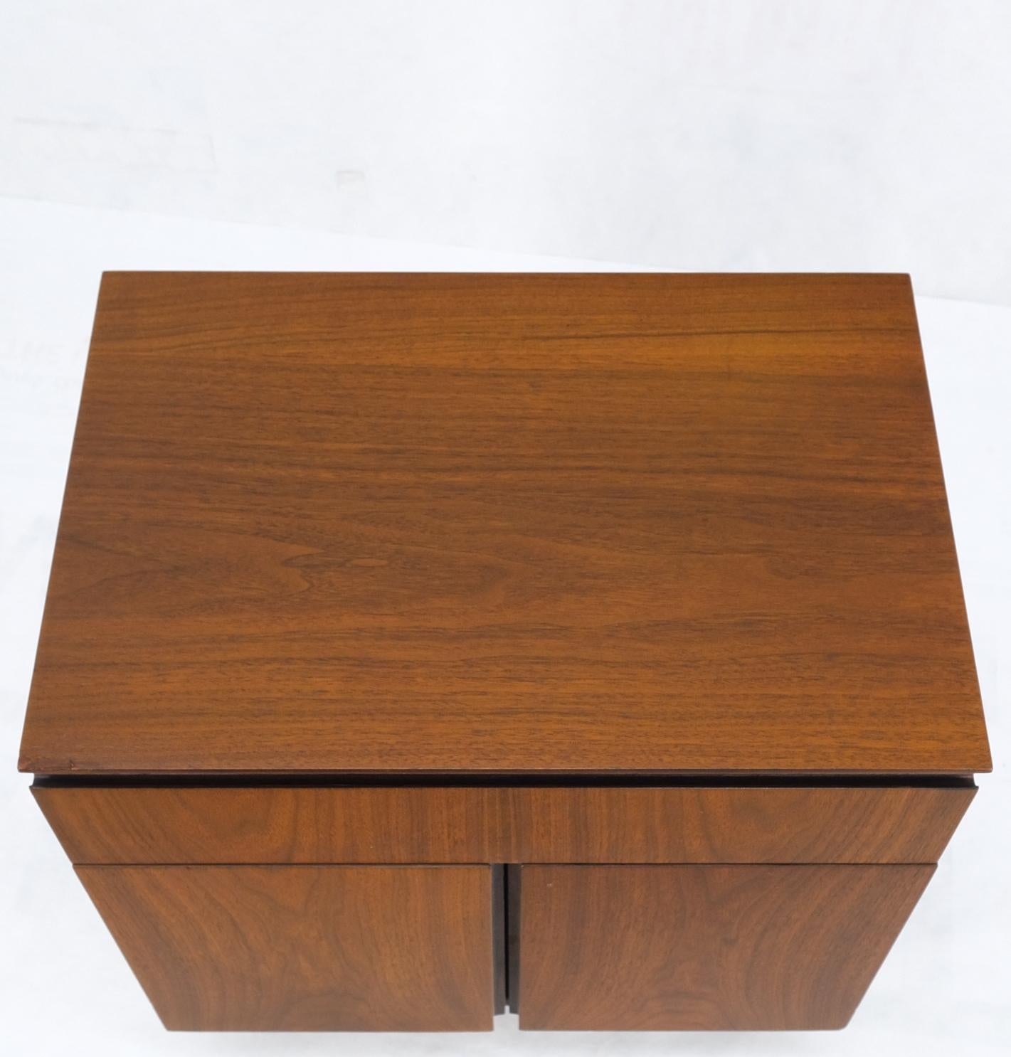 Table de nuit en noyer à deux portes, compartiment inférieur avec un tiroir, table d'extrémité en vente 4