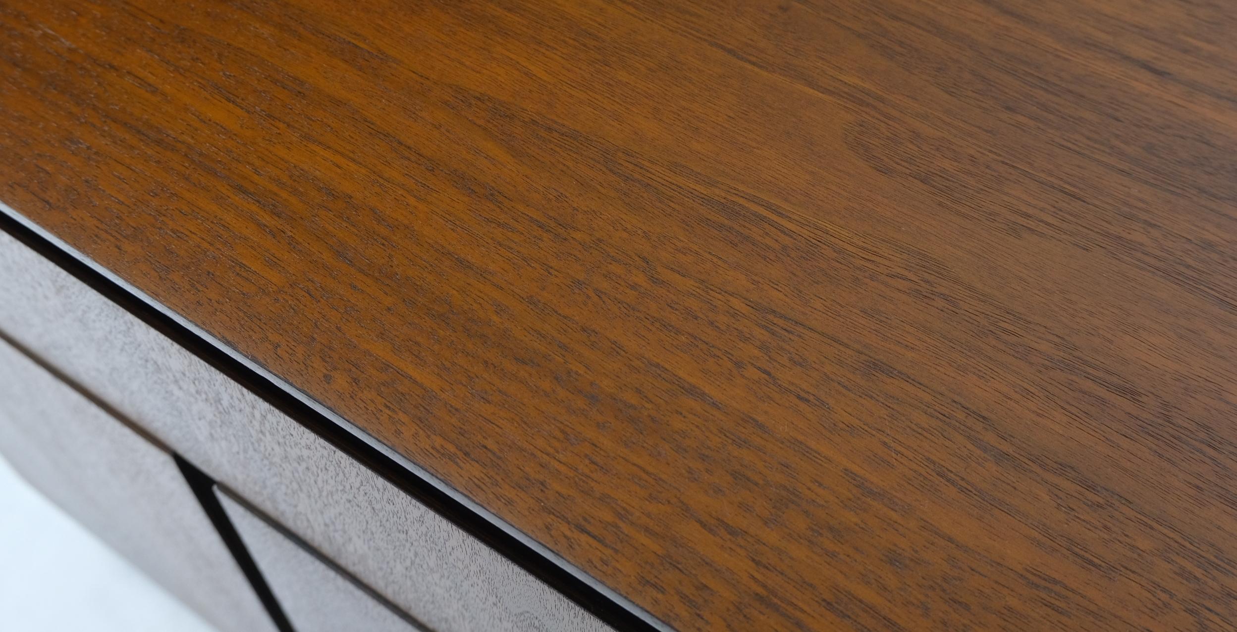 Nussbaumholz Nachttisch mit zwei Türen und einem unteren Fach und einer Schublade in Mint im Zustand „Gut“ im Angebot in Rockaway, NJ