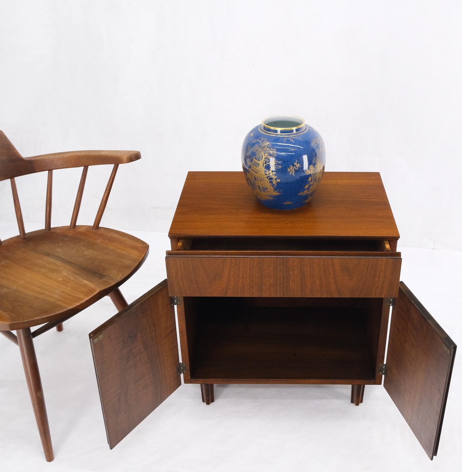 20ième siècle Table de nuit en noyer à deux portes, compartiment inférieur avec un tiroir, table d'extrémité en vente
