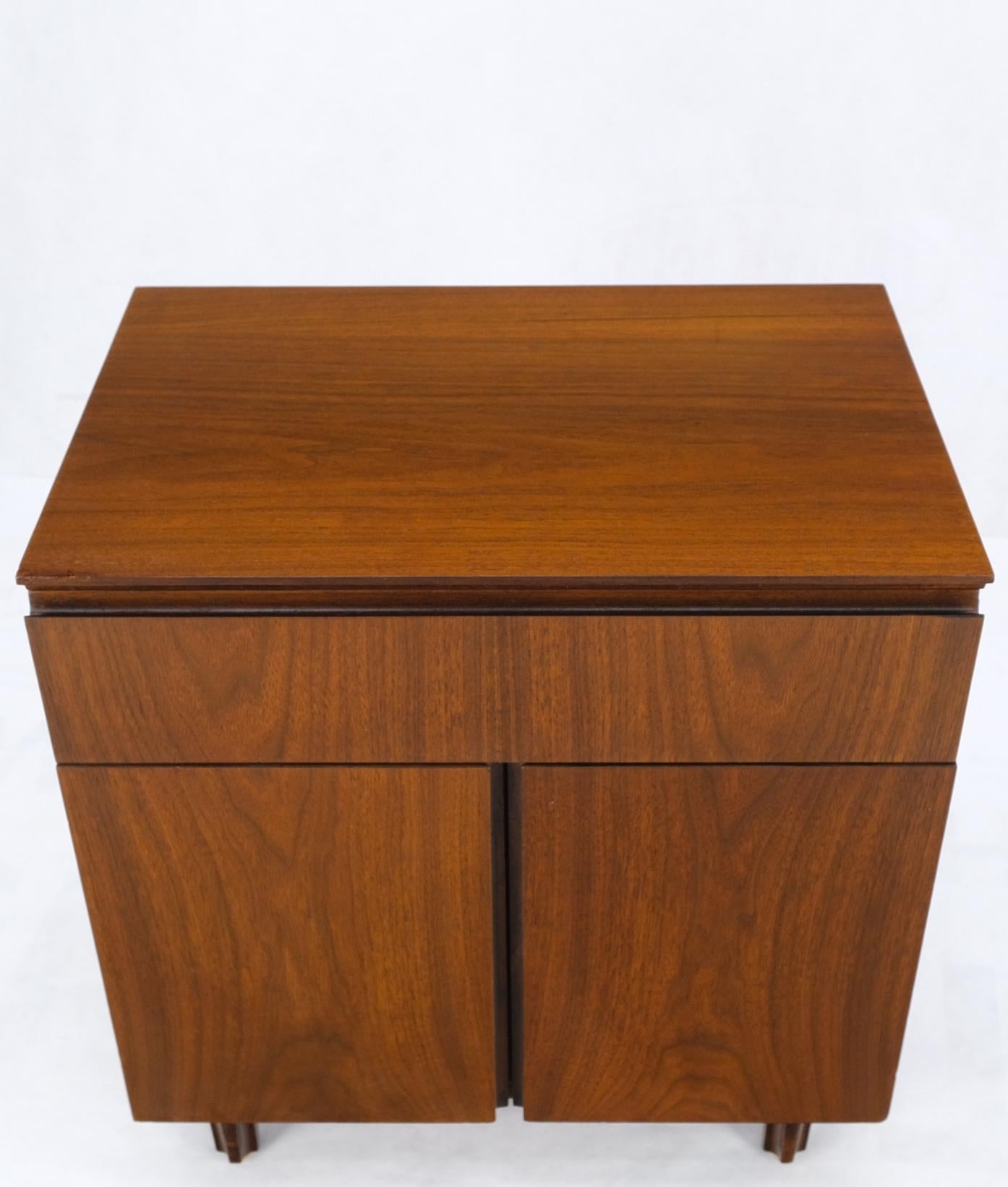 Nussbaumholz Nachttisch mit zwei Türen und einem unteren Fach und einer Schublade in Mint (Walnuss) im Angebot