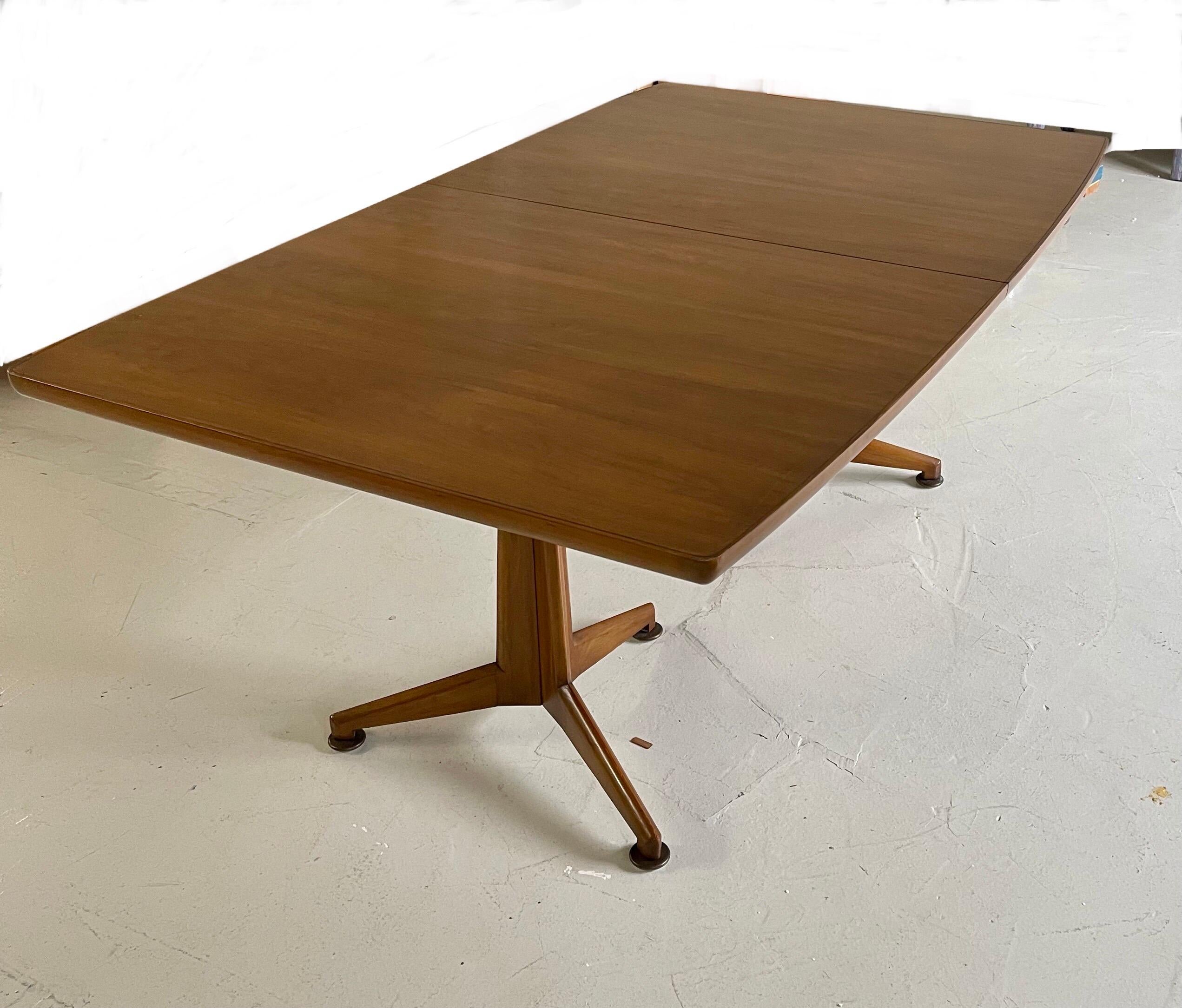 Une table de salle à manger John Widdicomb à 2 piédestaux en noyer avec 3 feuilles, un rangement d'origine et des patins de table

Mesures : Longueur totale avec 3 feuilles en 127'' ou 10 pieds 7 pouces au total.