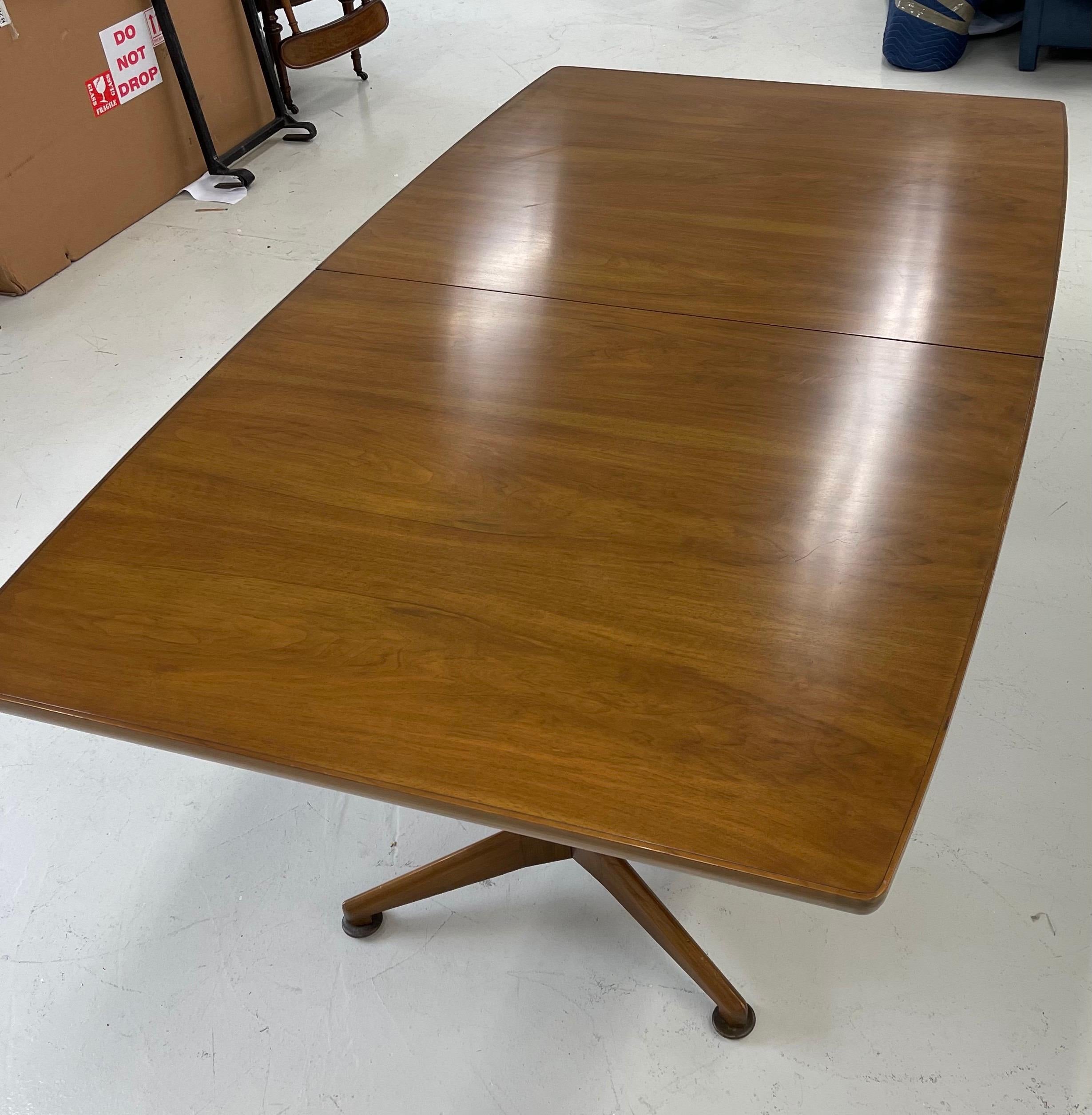 20ième siècle Table de salle à manger à deux piédestaux en noyer avec 3 feuilles en vente