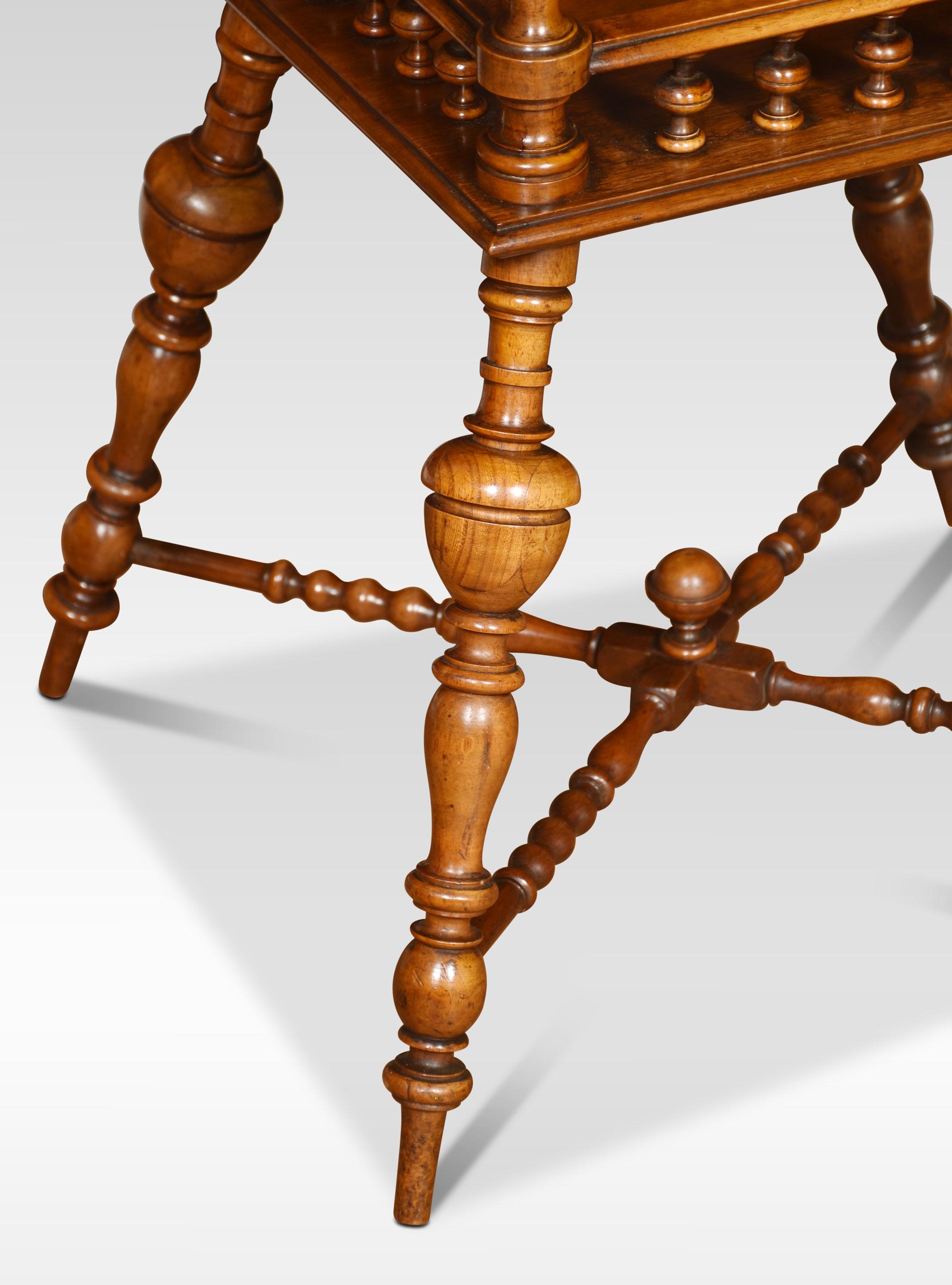 Britannique Table d'appoint à deux niveaux en noyer en vente