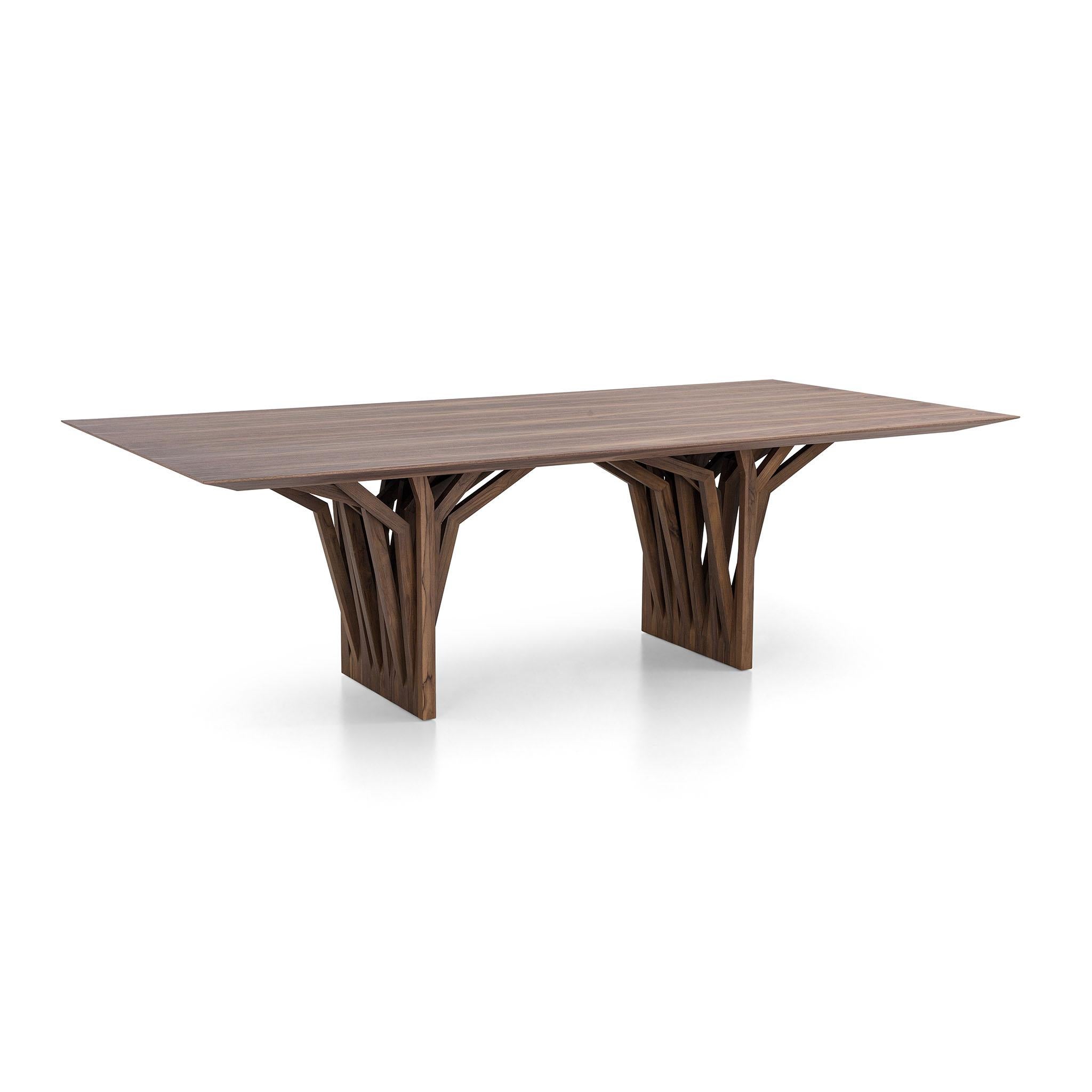 Table de salle à manger conçue par Sérgio Batista pour Uultis, avec un plateau de 118 pouces en placage de noyer. *Veuillez vérifier la disponibilité avant l'achat.

La table de salle à manger Eleg combine un plateau en placage de noyer avec une