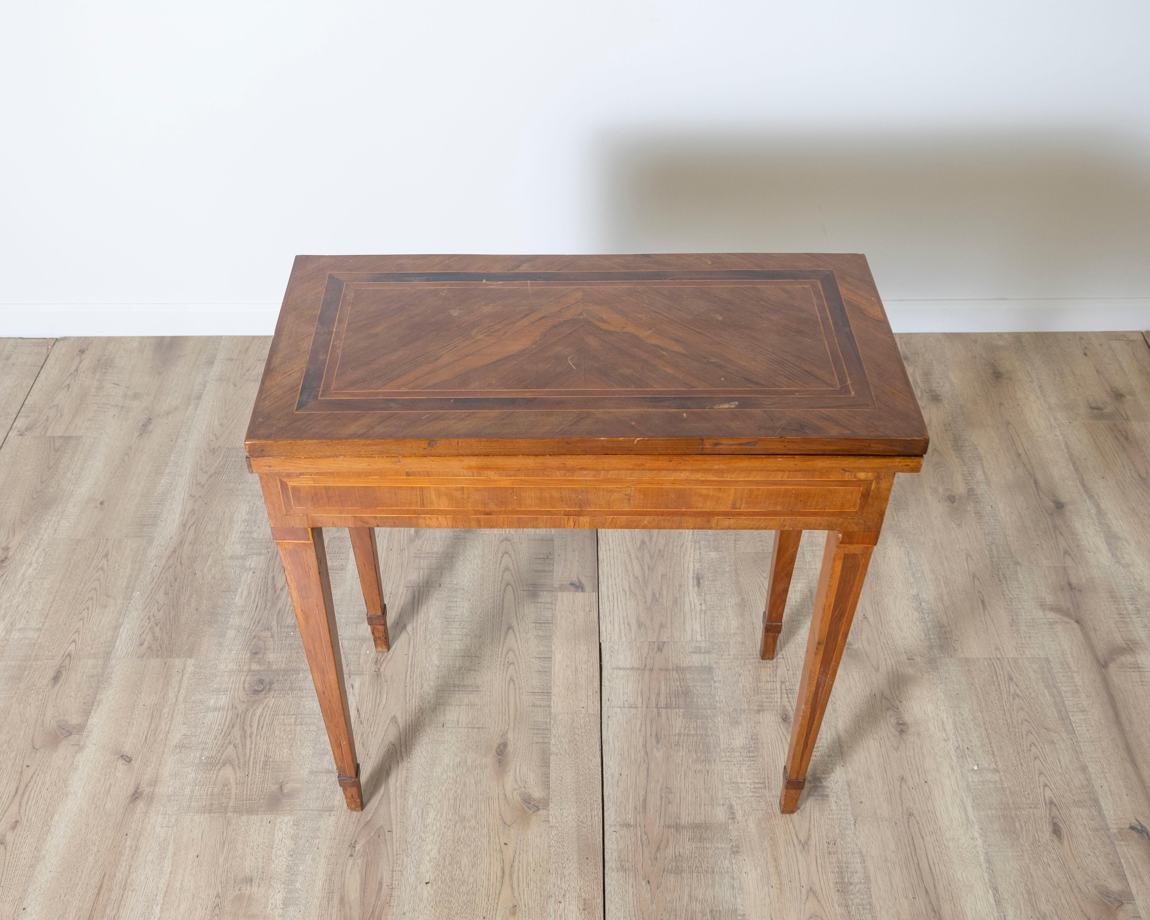 italien Table à jeux en placage de noyer et marqueterie, fin du 18e siècle en vente