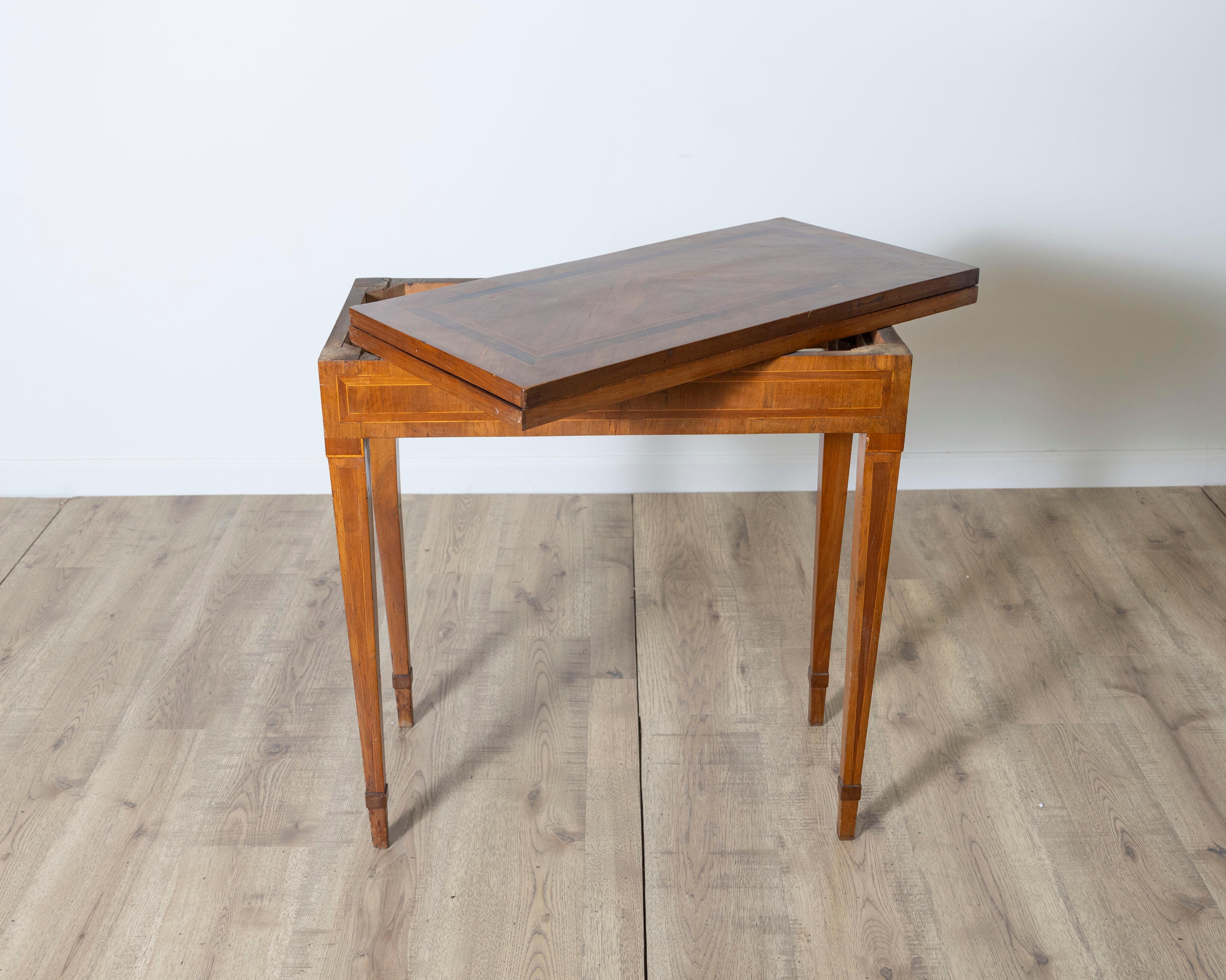 Table à jeux en placage de noyer et marqueterie, fin du 18e siècle Bon état - En vente à Atlanta, GA