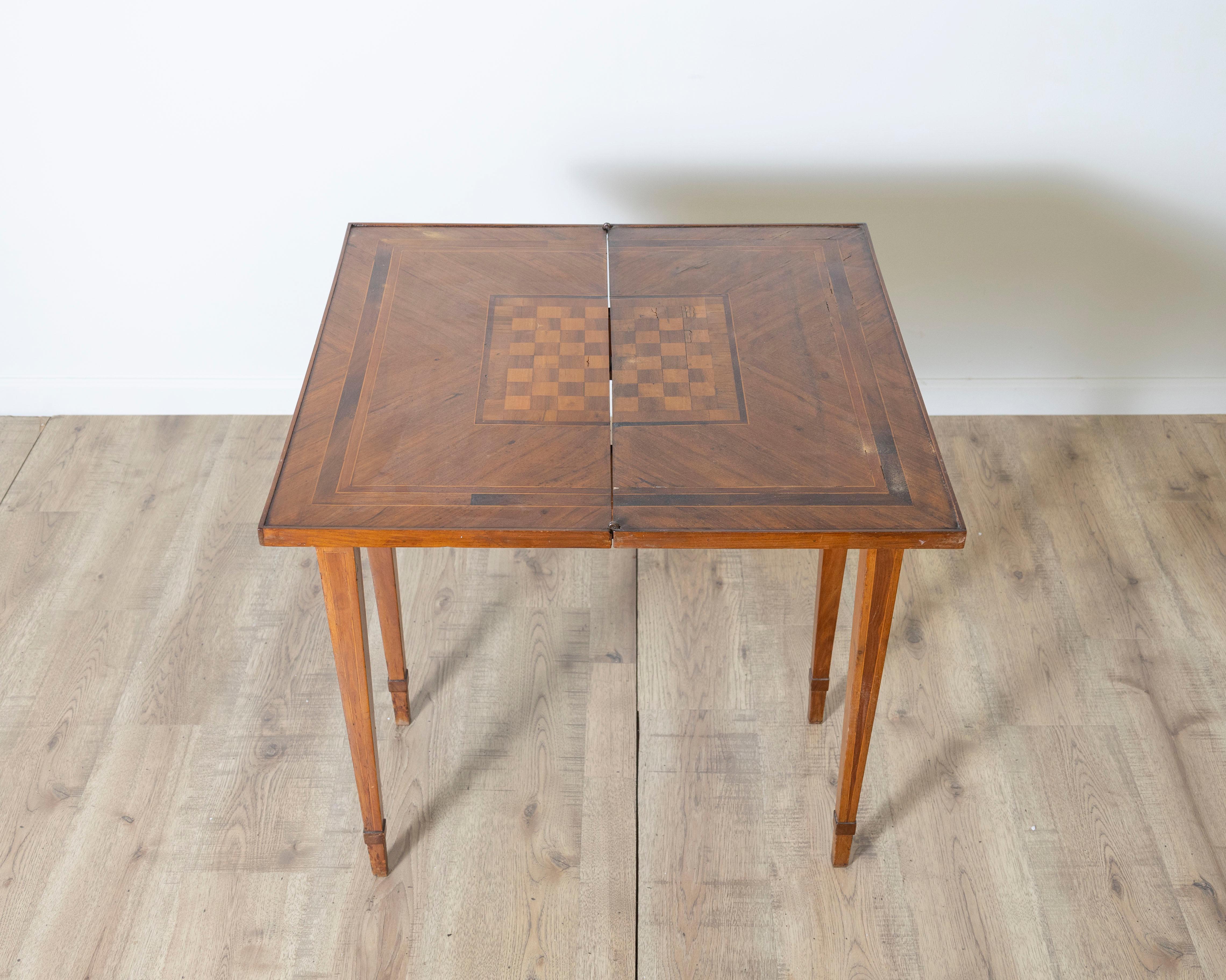 XVIIIe siècle Table à jeux en placage de noyer et marqueterie, fin du 18e siècle en vente