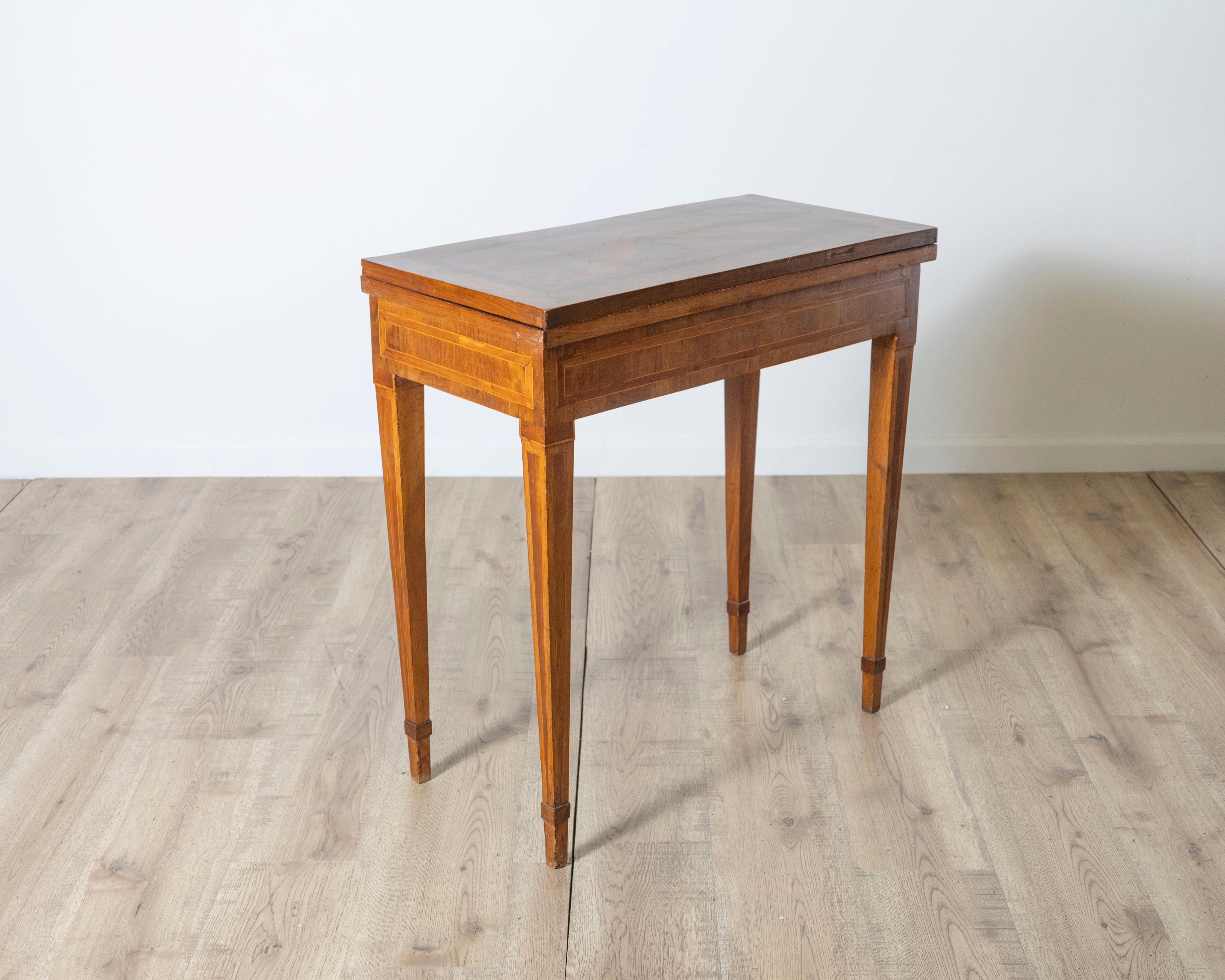 Noyer Table à jeux en placage de noyer et marqueterie, fin du 18e siècle en vente