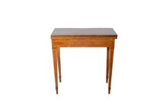 Table à jeux en placage de noyer et marqueterie, fin du 18e siècle