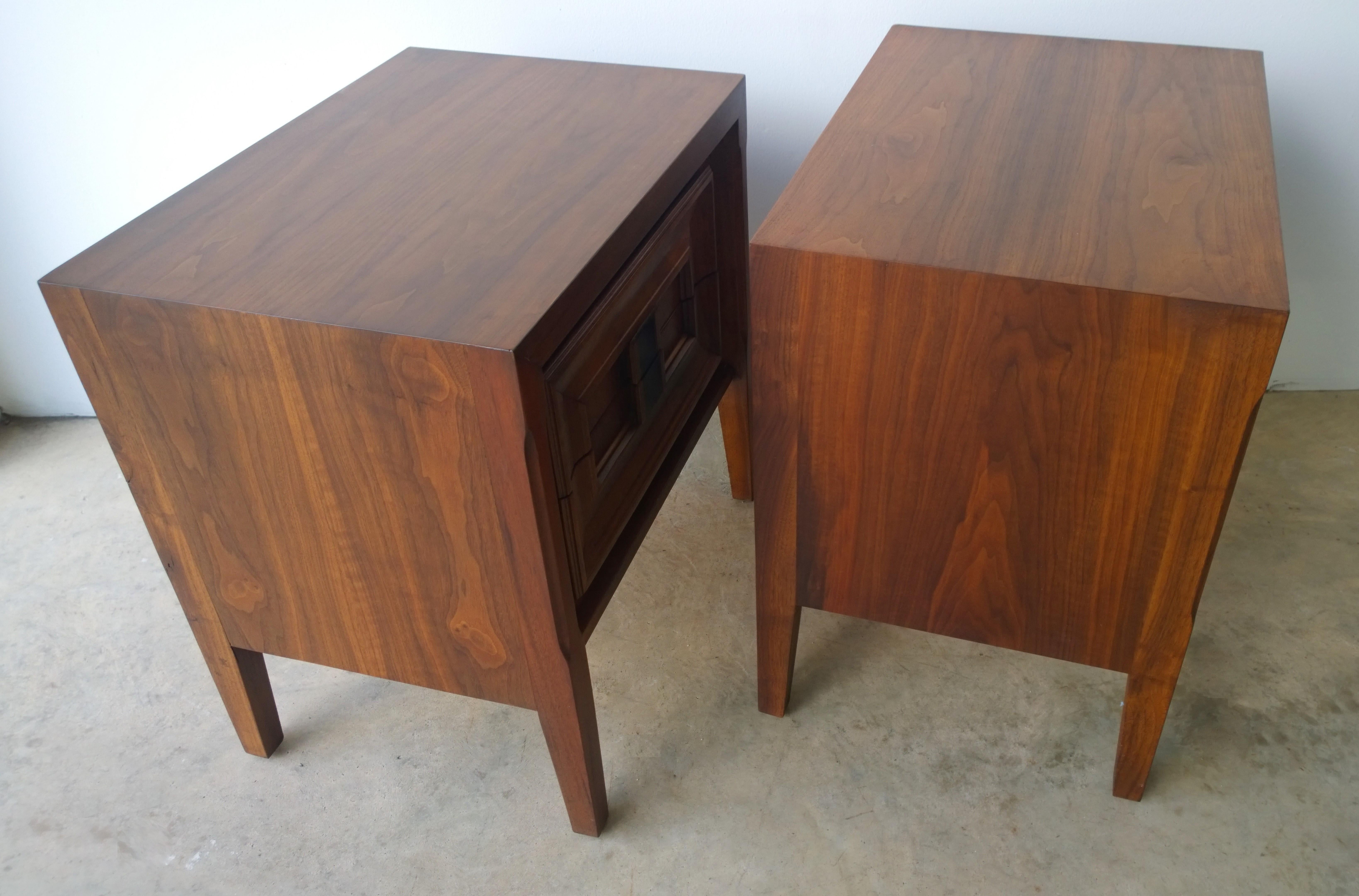 Walnut Veneer & Burl Wood Bedside Nightstands / Bedside Tables / Chest of Drawer In Good Condition In Houston, TX