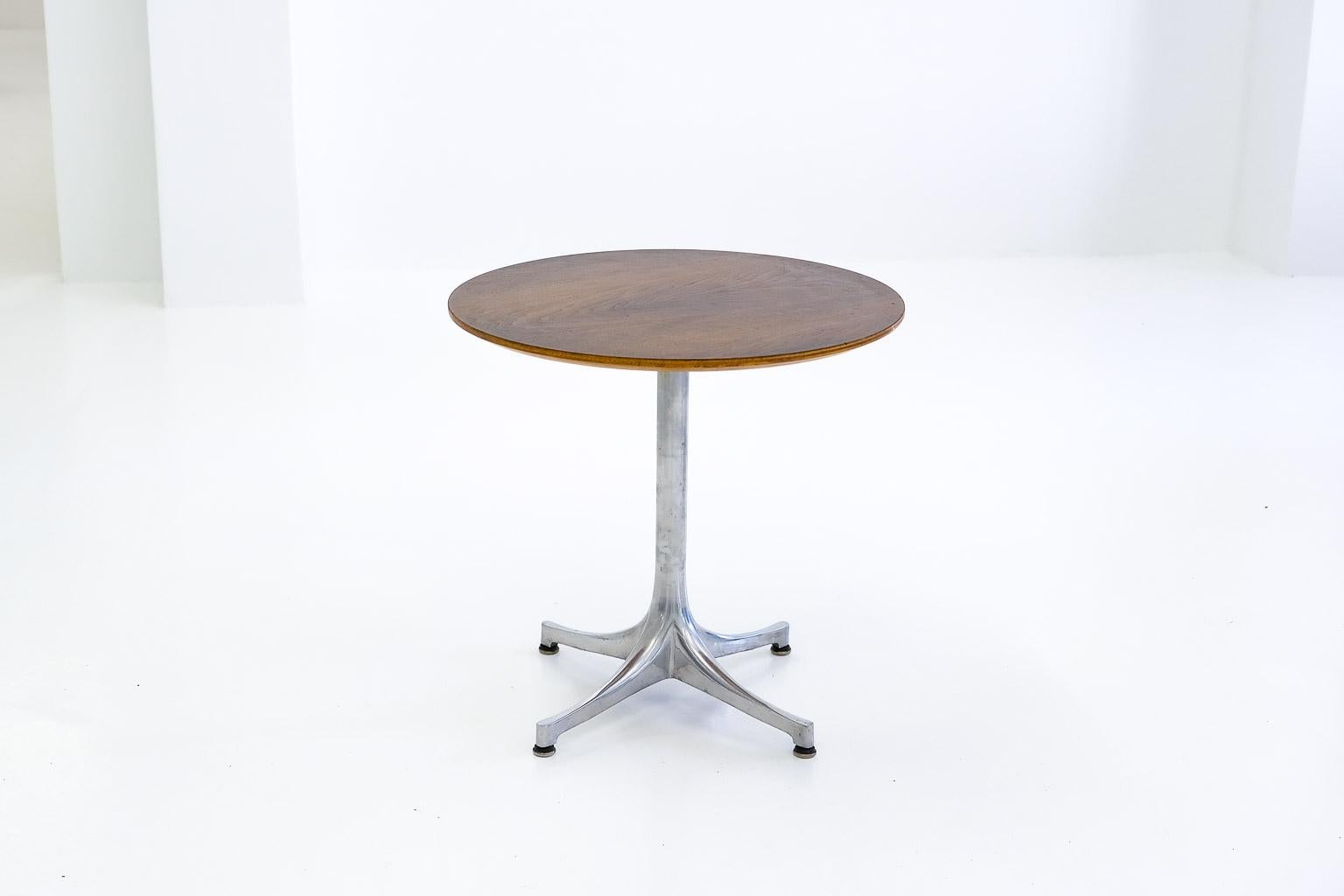 le versatile classic, conçu par george nelson en 1954, a d'abord été produit en 2 tailles avec des pieds noirs ou blancs et des plateaux de table en aggloméré, le bord de la table étant recouvert de bois de bouleau, avec une finition en plastique