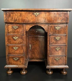 Bureau à trou de genou en placage de noyer, années 1690, Angleterre