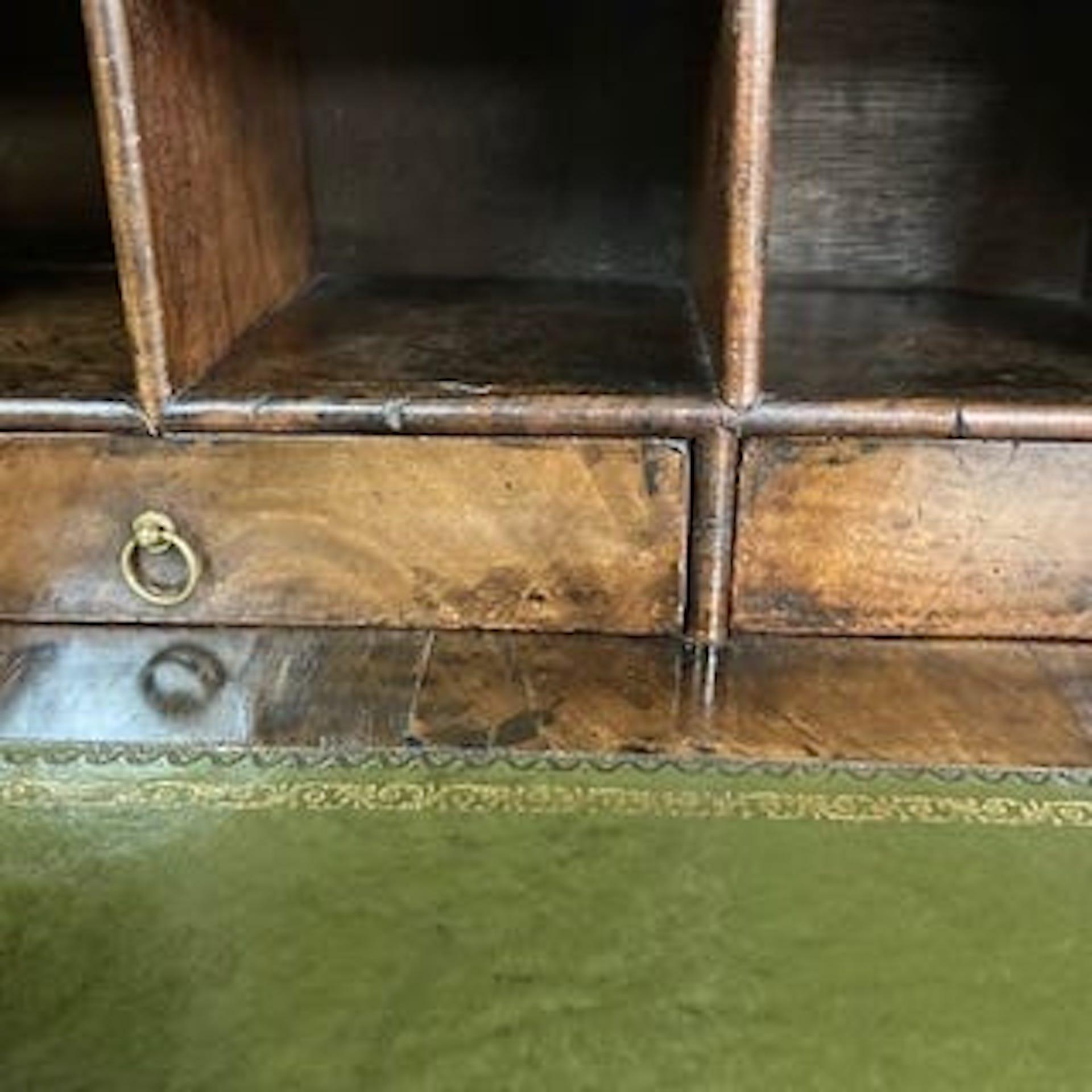 Walnut Veneered Kneehole Desk, 1690s, England In Good Condition For Sale In Herzele, BE