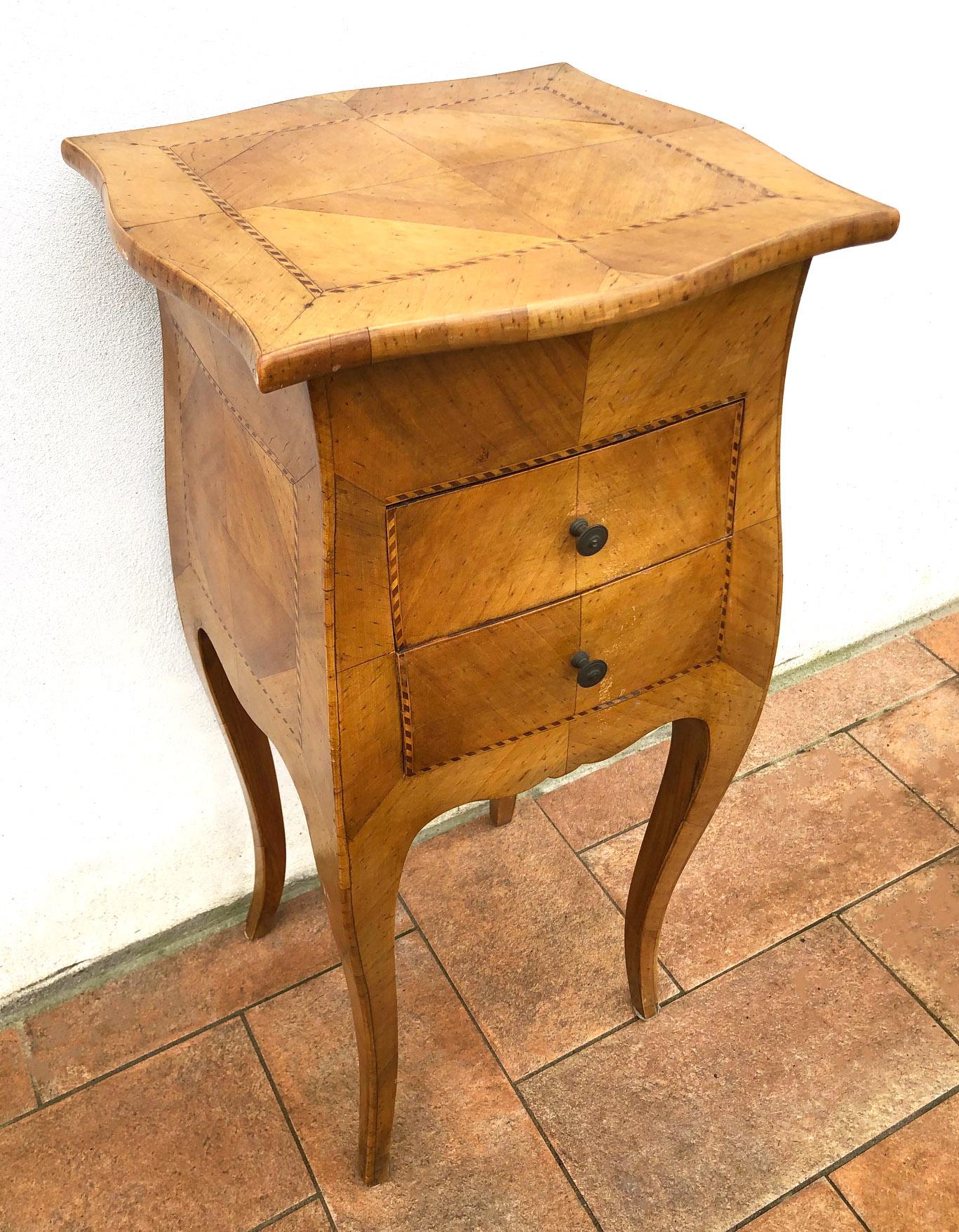 Walnut veneered nightstand, inlaid 1970s reproduction, with three drawers, geometric figures.
The transport quote for the USA and Canada is customized according to the destination, make the request with zip code and city.