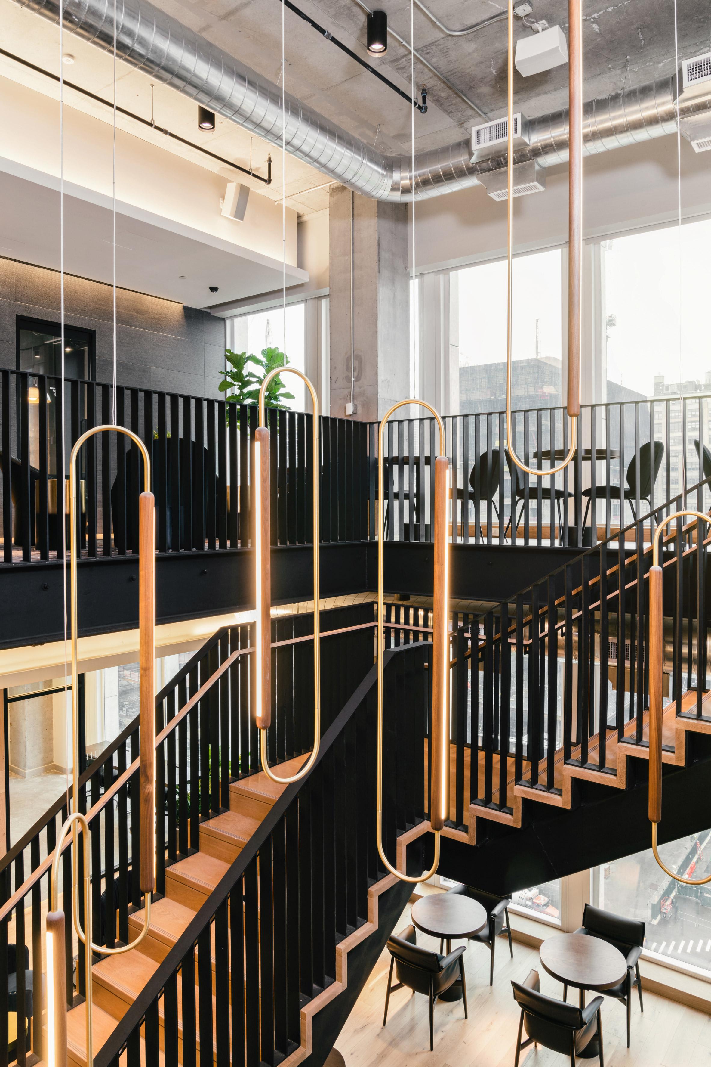 Ciondolo verticale in noce A Link di Hollis & Morris In condizioni Nuovo in vendita a Geneve, CH