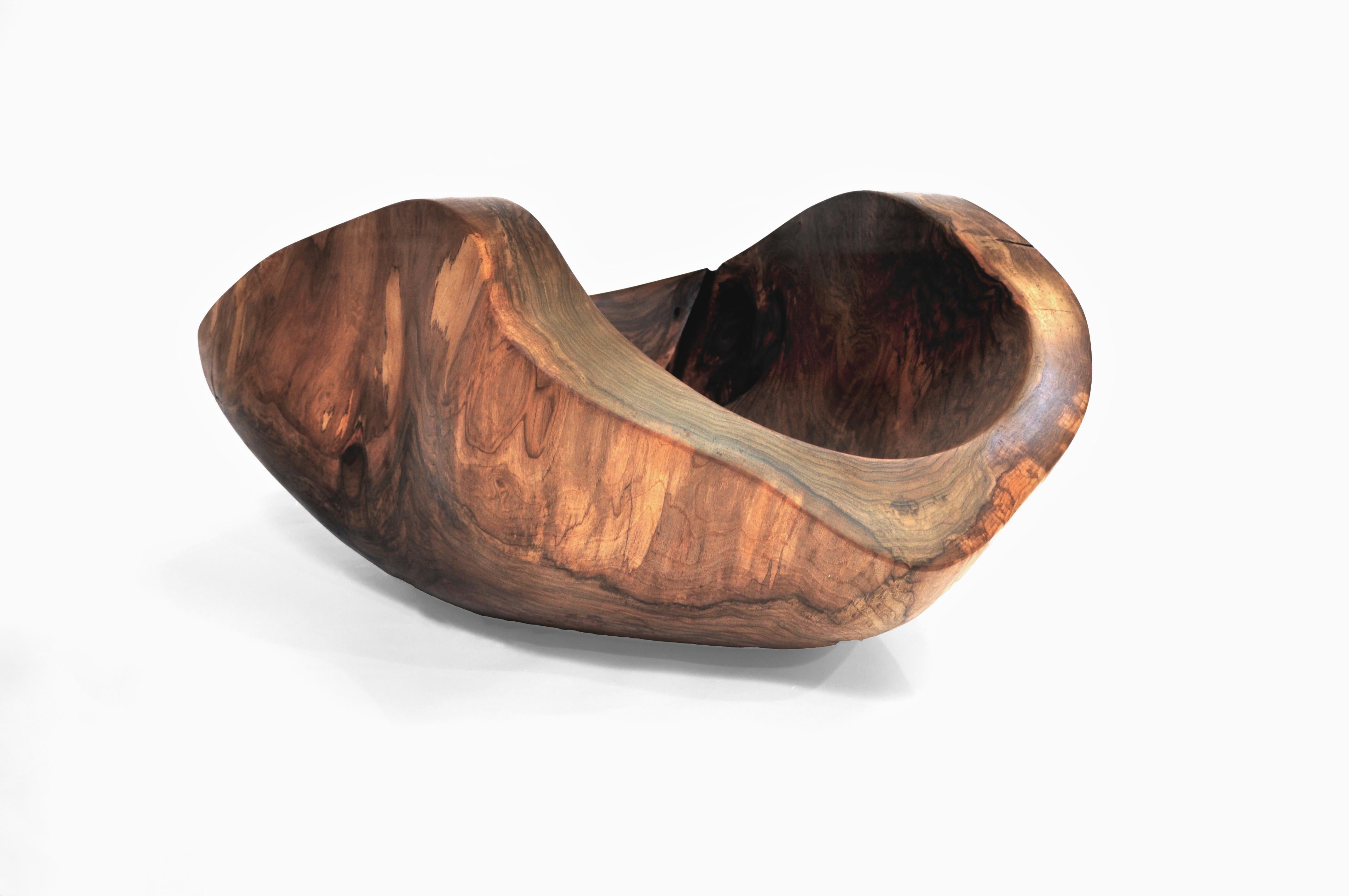 Vessel 1466 by Jörg Pietschmann
Dimensions: D 69 x W 94 x H 44 cm 
Materials: Walnut.
Finish: Polished oil finish.


In Pietschmann’s sculptures, trees that for centuries were part of a landscape and founded in primordial forces tell stories