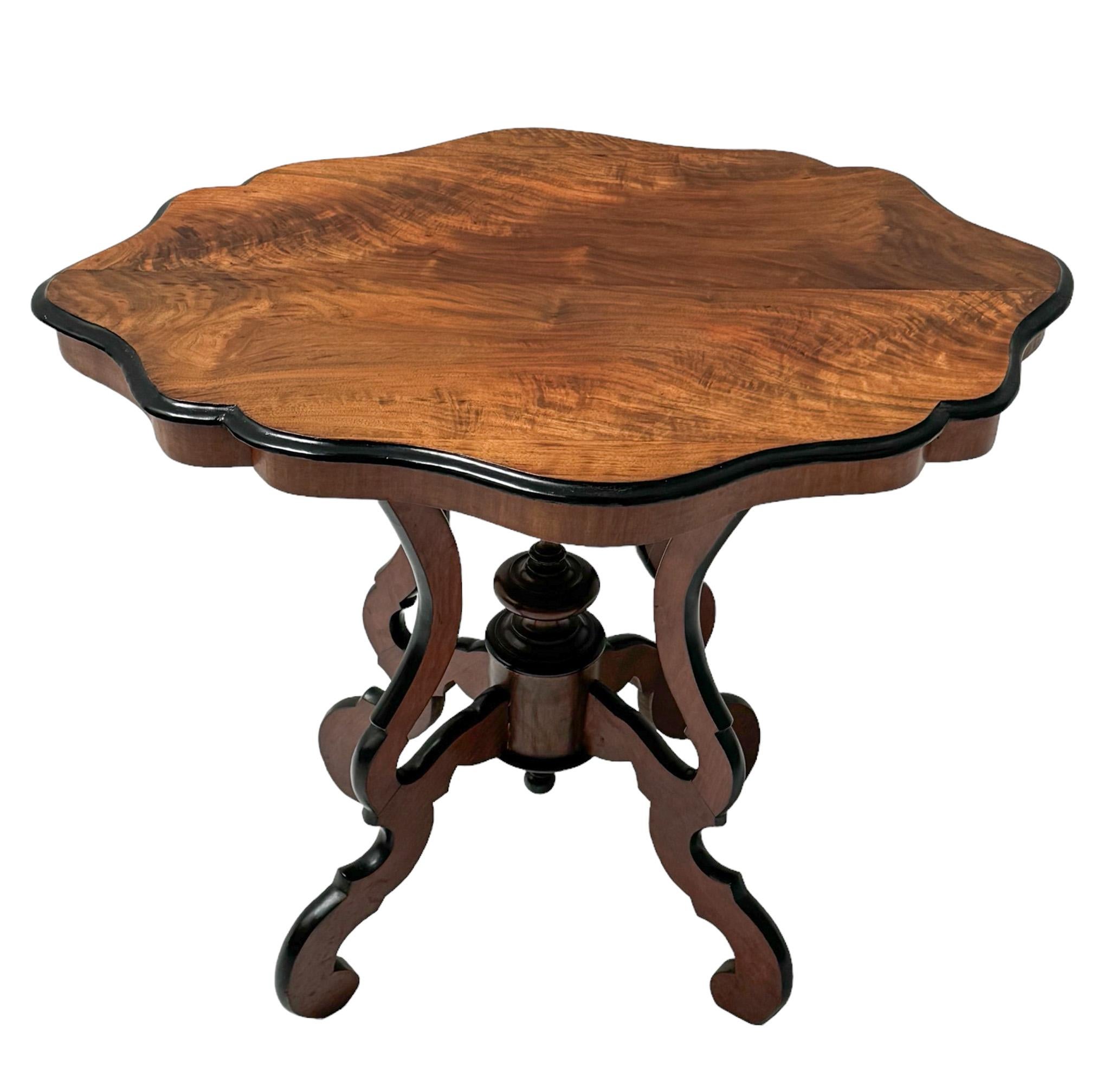 Walnut Victorian Center Table, 1880s In Good Condition For Sale In Amsterdam, NL