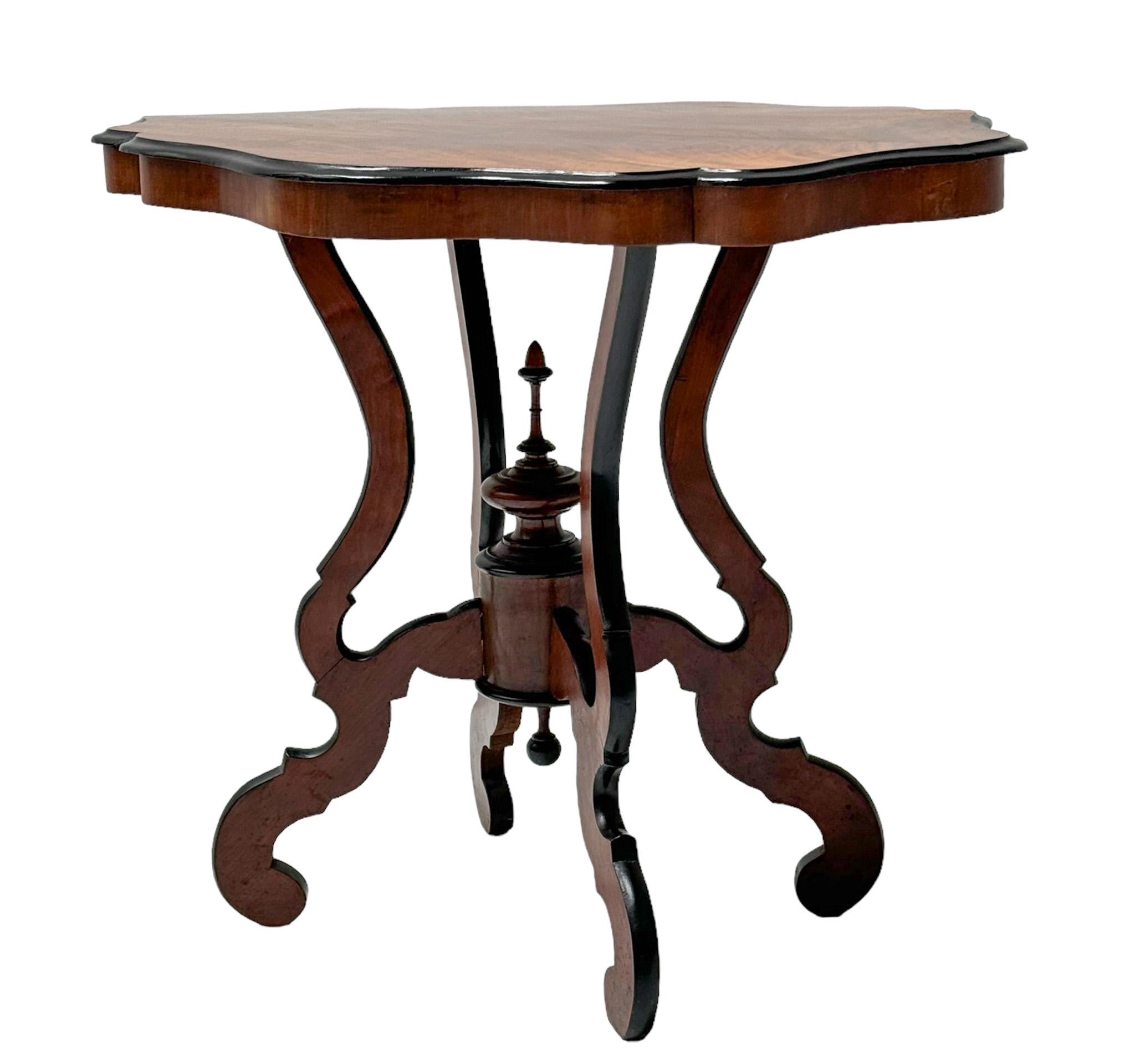 Walnut Victorian Center Table, 1880s For Sale 1