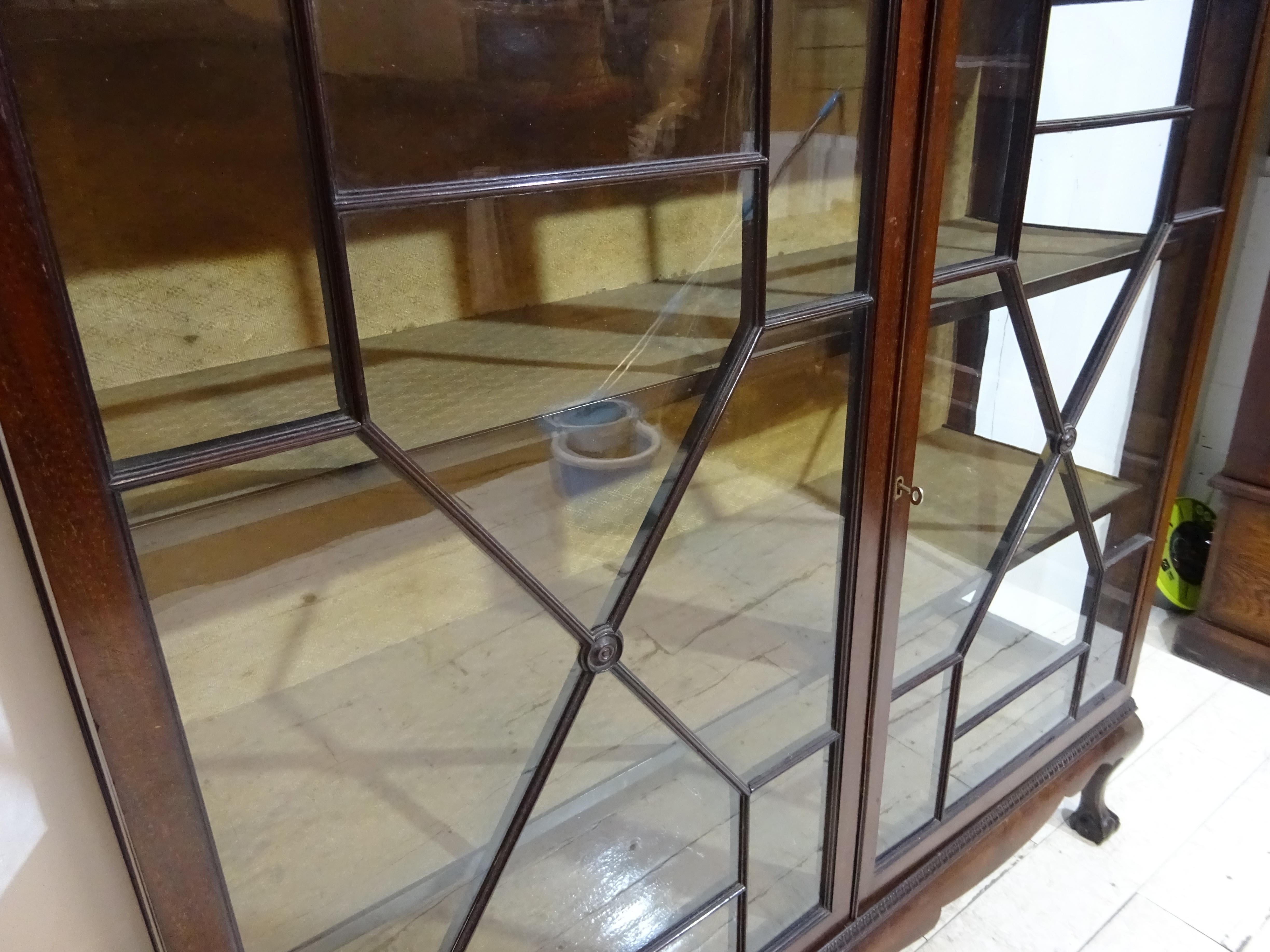 Walnut Victorian Drinks Display Cabinet In Good Condition For Sale In Tarleton, GB