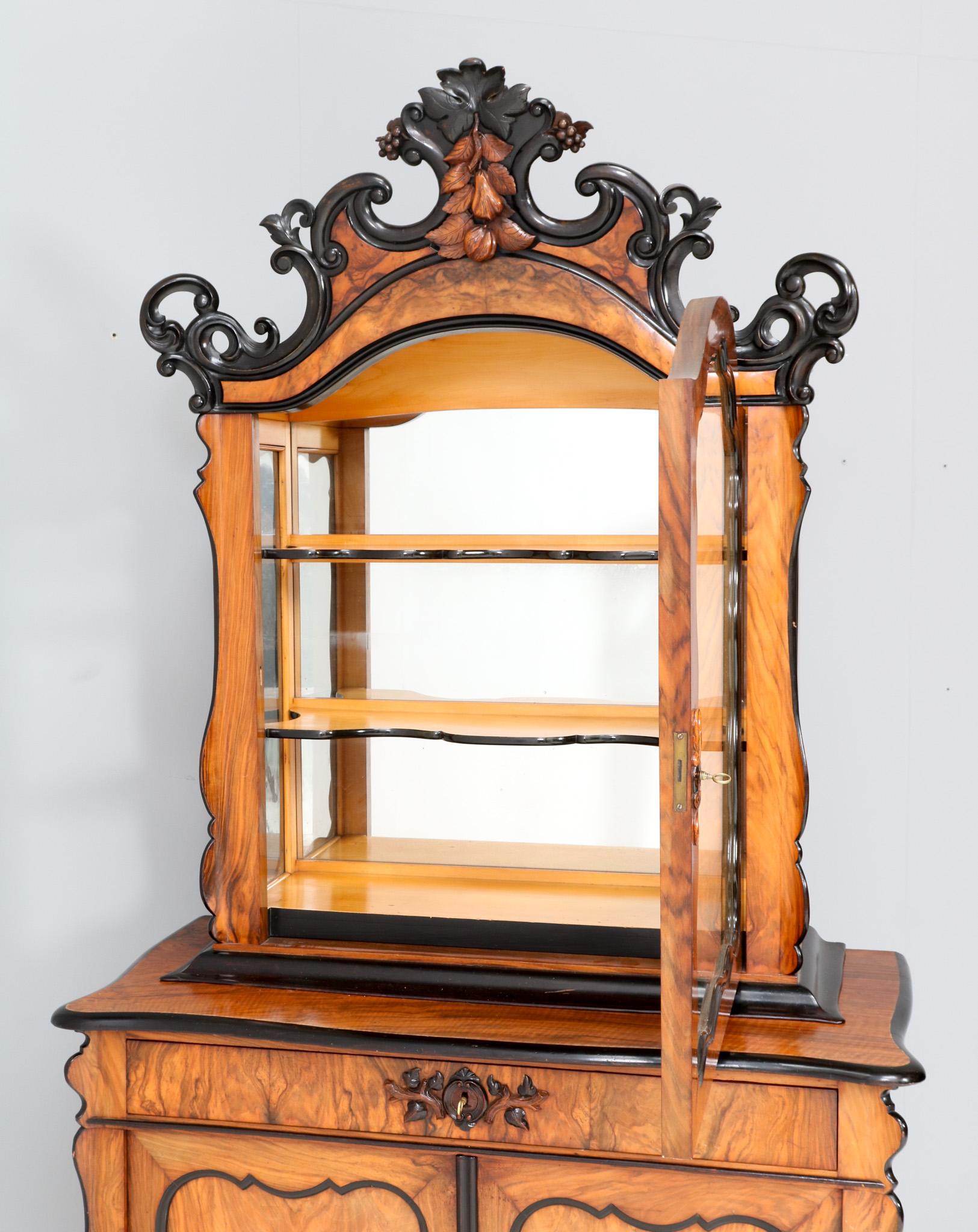 Walnut Victorian Willem III Two-Piece Cabinet or Bonheur, 1870s For Sale 6