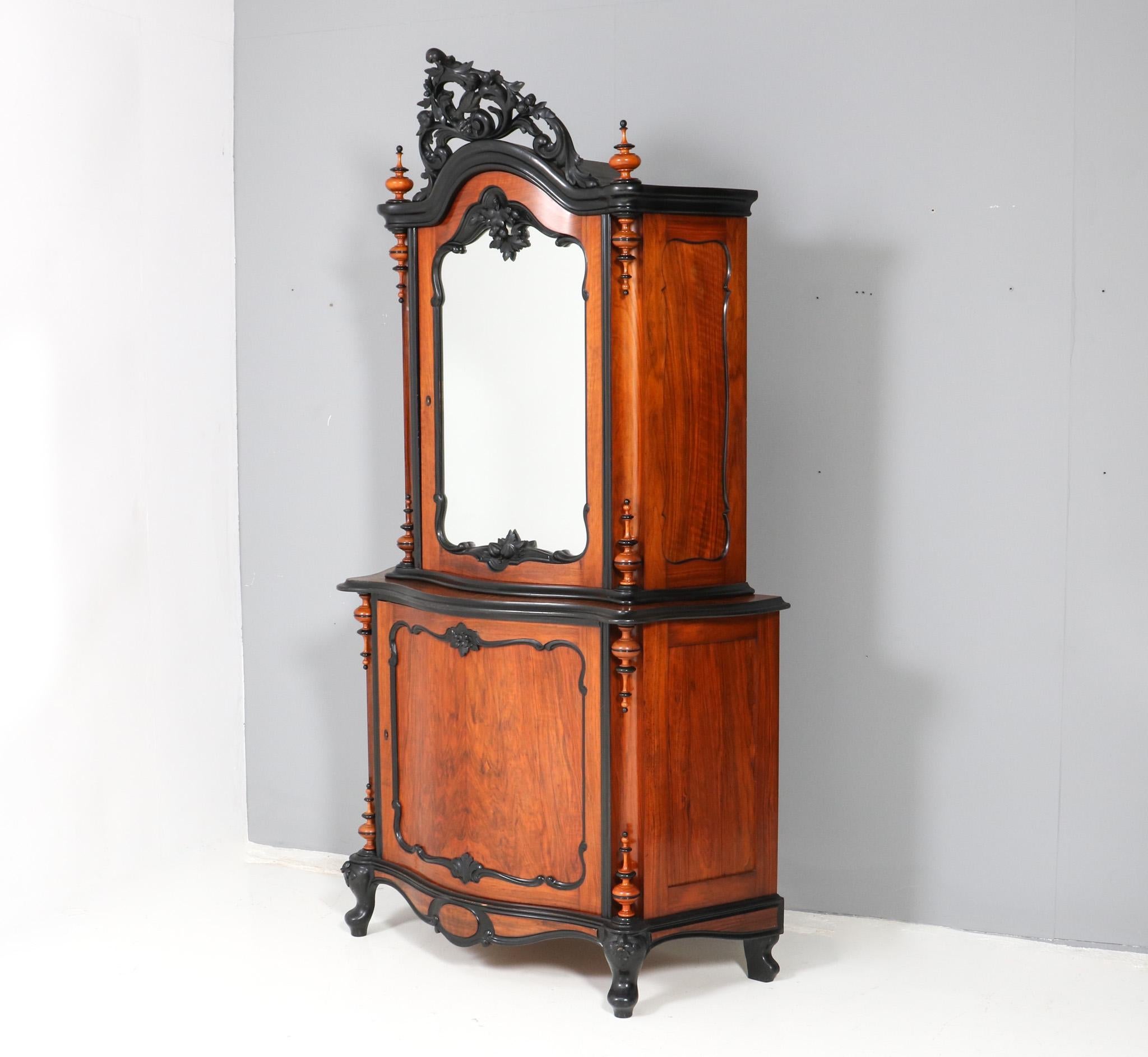 Magnificent and rare Victorian Willem III cabinet or bonheur.
The design and the quality of this high end piece is in the style of the famous Dutch cabinet maker Horrix Den Haag.
Striking Dutch design from the 1870s.
Solid walnut with original black