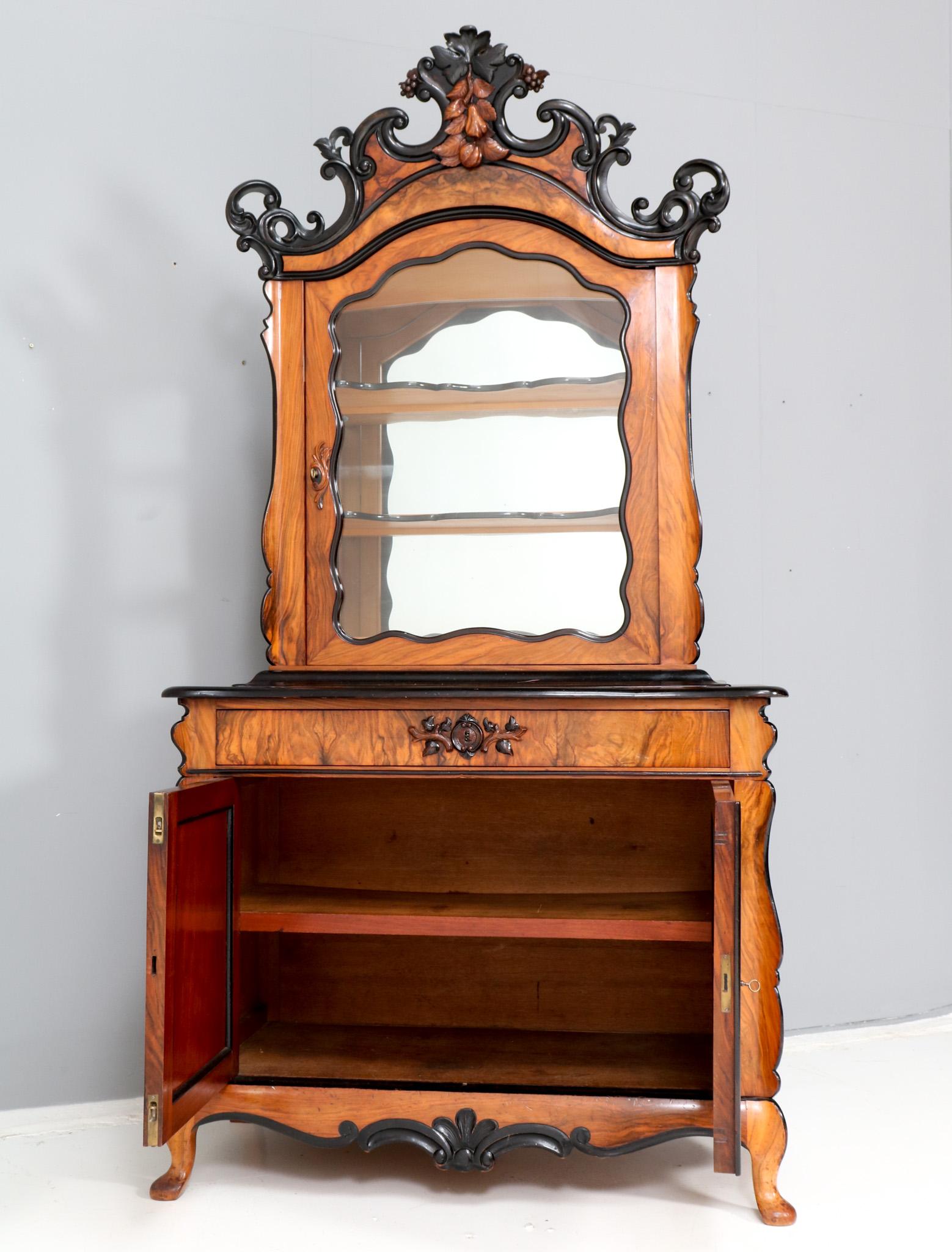 Walnut Victorian Willem III Two-Piece Cabinet or Bonheur, 1870s In Good Condition For Sale In Amsterdam, NL