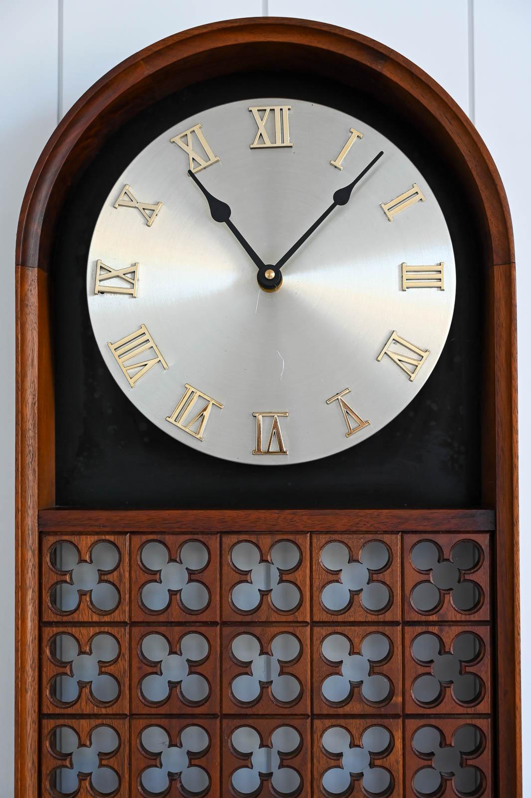 Walnut Wall Clock Model 553 by Arthur Umanoff for Howard Miller, ca. 1970 In Good Condition In Costa Mesa, CA