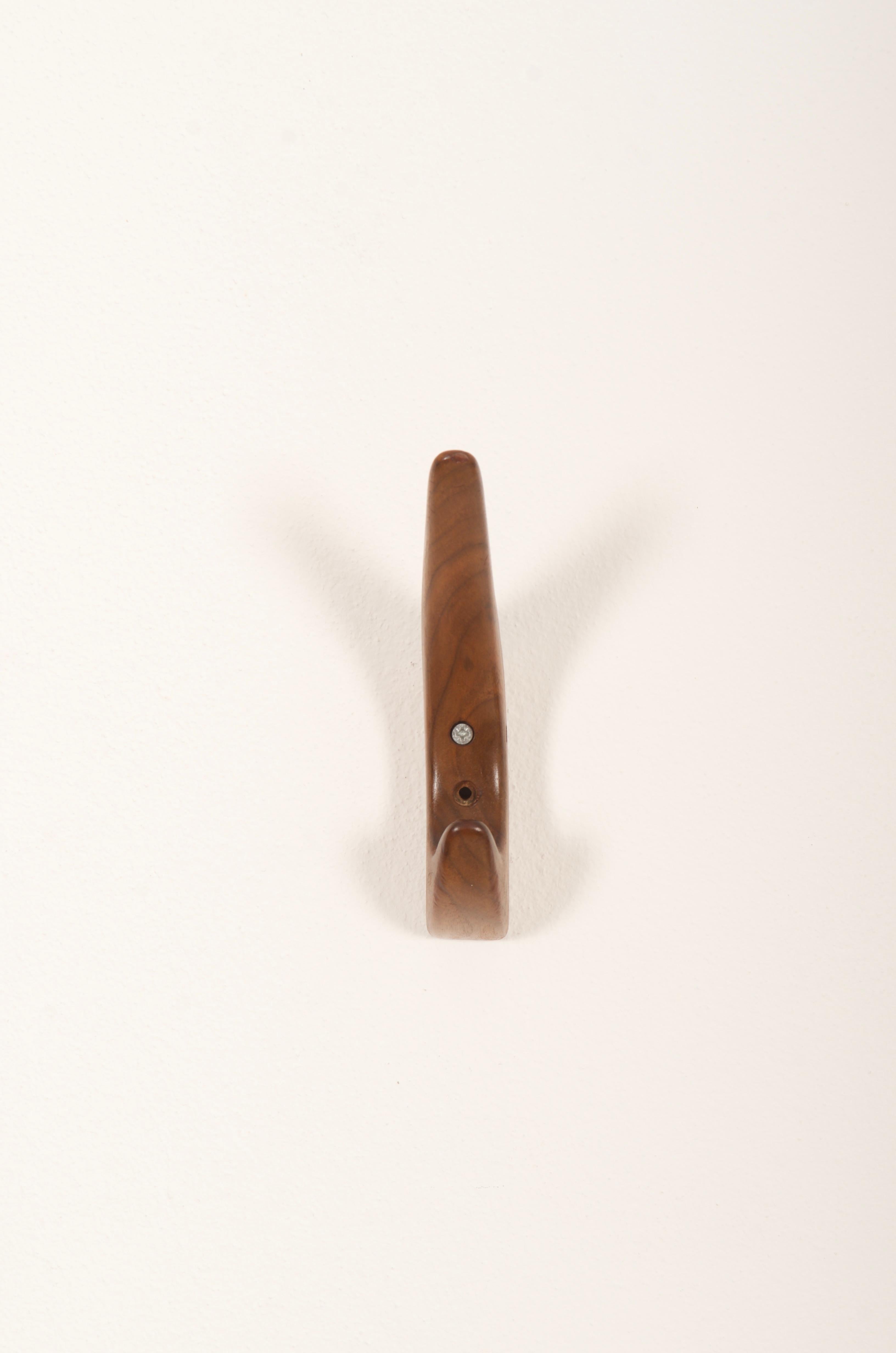 Walnut wood hook, made by Werkstätte Hagenauer Wien in the 1950s 
Excellent original condition.