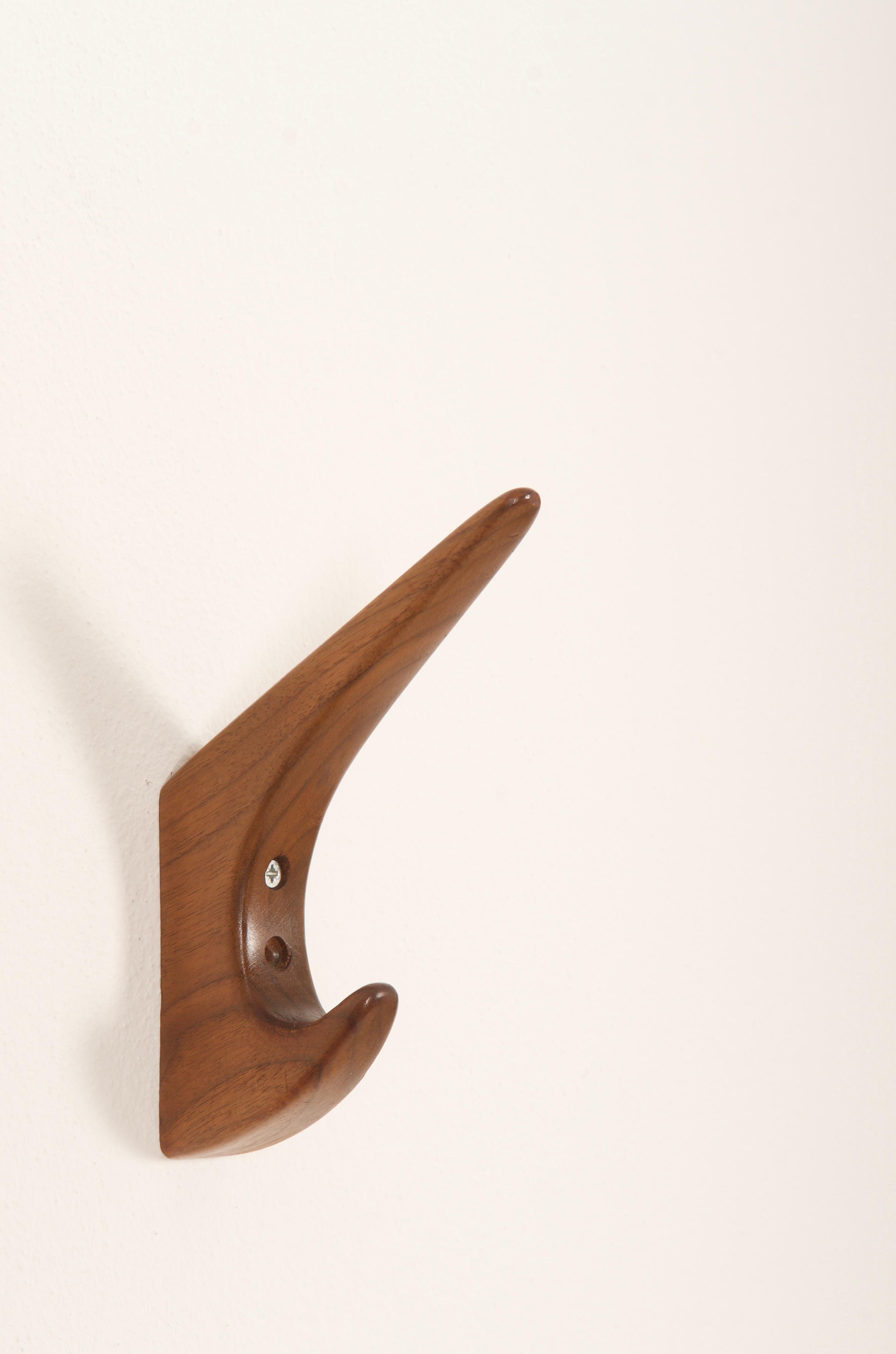 Walnut Wall Hook by Hagenauer Wien In Good Condition For Sale In Vienna, AT