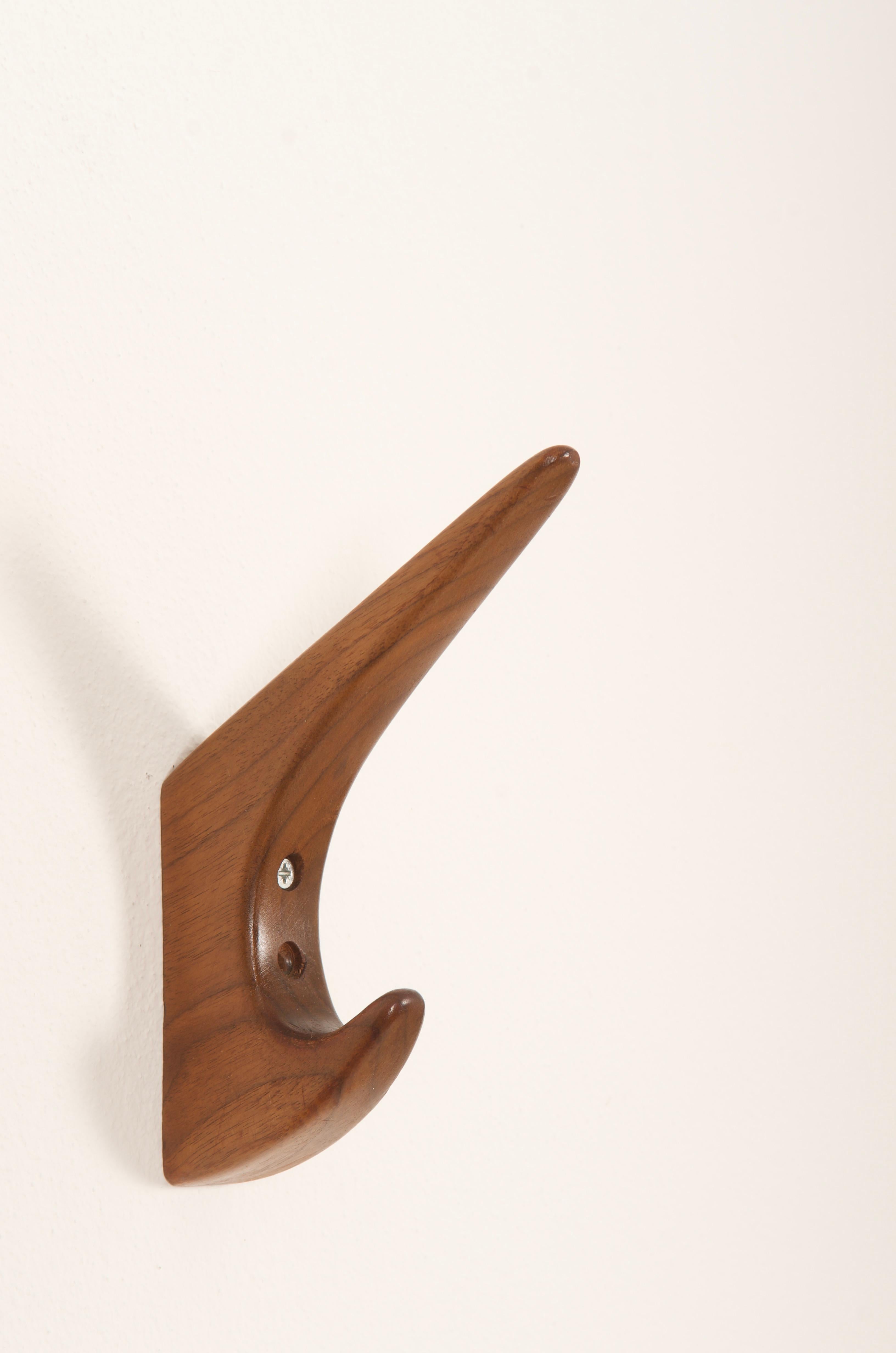 Walnut Wall Hooks by Hagenauer Wien In Good Condition For Sale In Vienna, AT