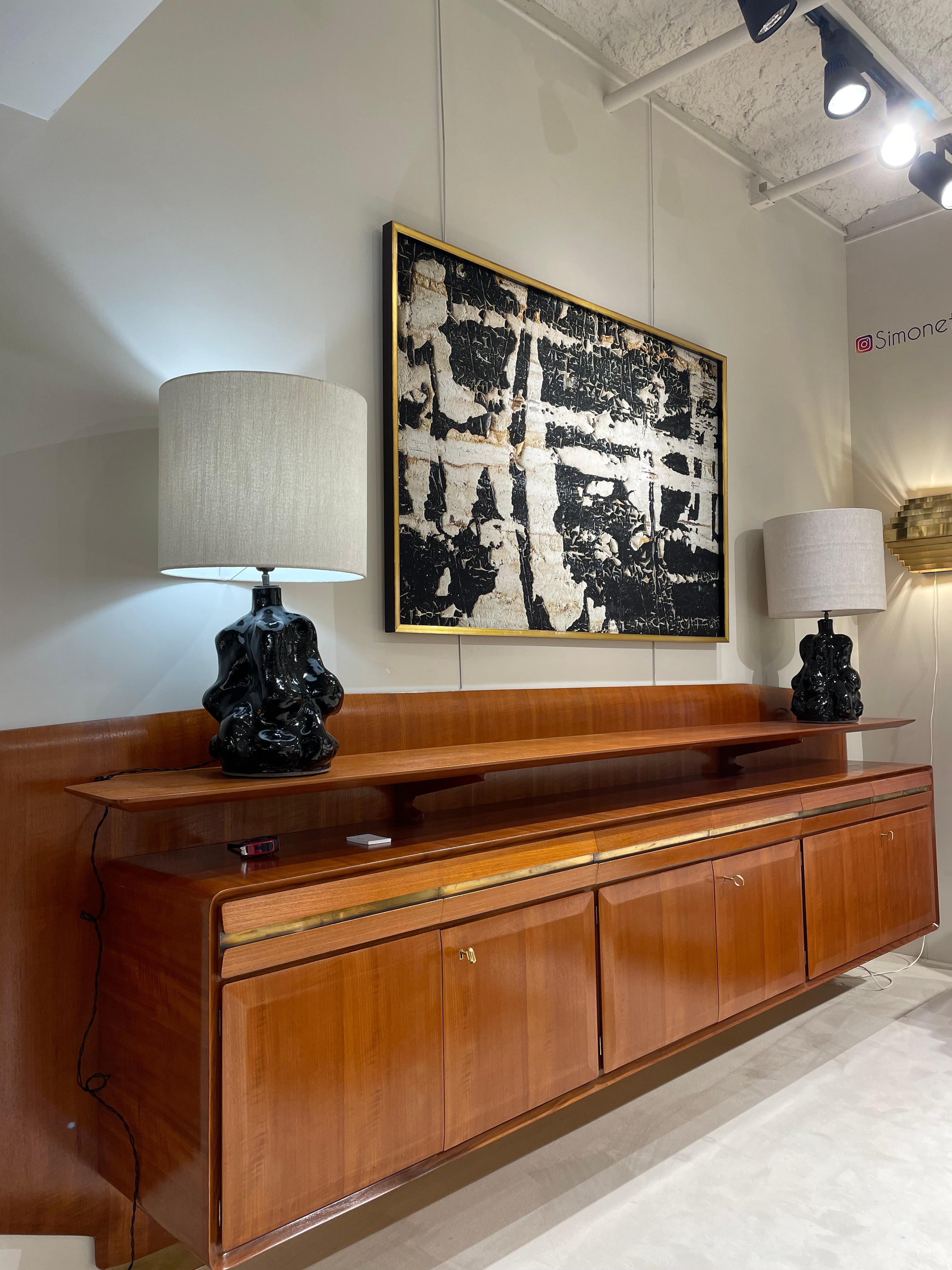buffet mural en noyer avec laiton, années 60
dimensions : 330 cm x 45 cm x 112 cm
6 portes ouvrantes et 6 tiroirs, étagères intérieures
2 comprimés externes

Entièrement restauré et reverni
État impeccable
