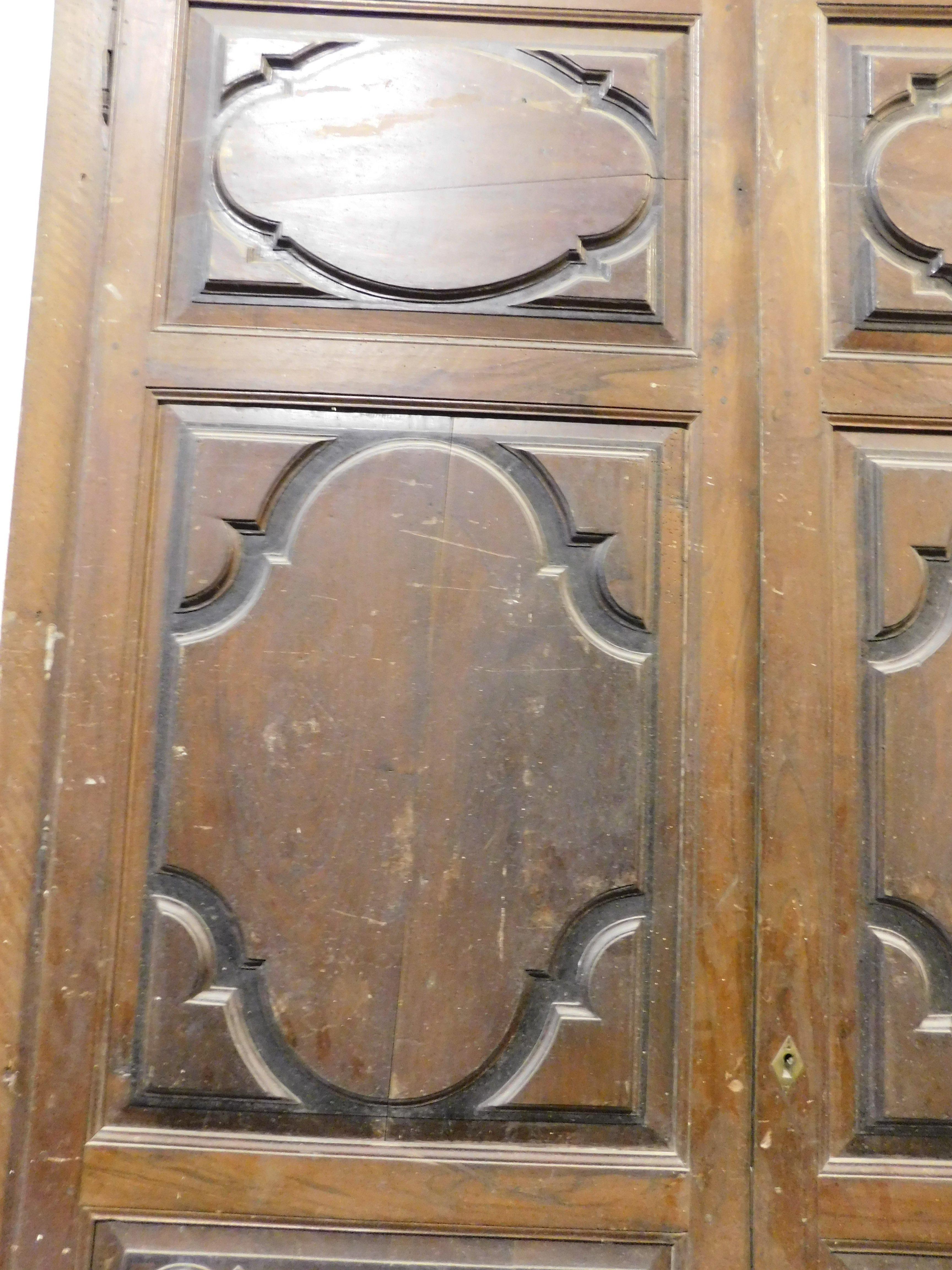Walnut wall plaque, carved two-door wardrobe front, Italy In Good Condition For Sale In Cuneo, Italy (CN)