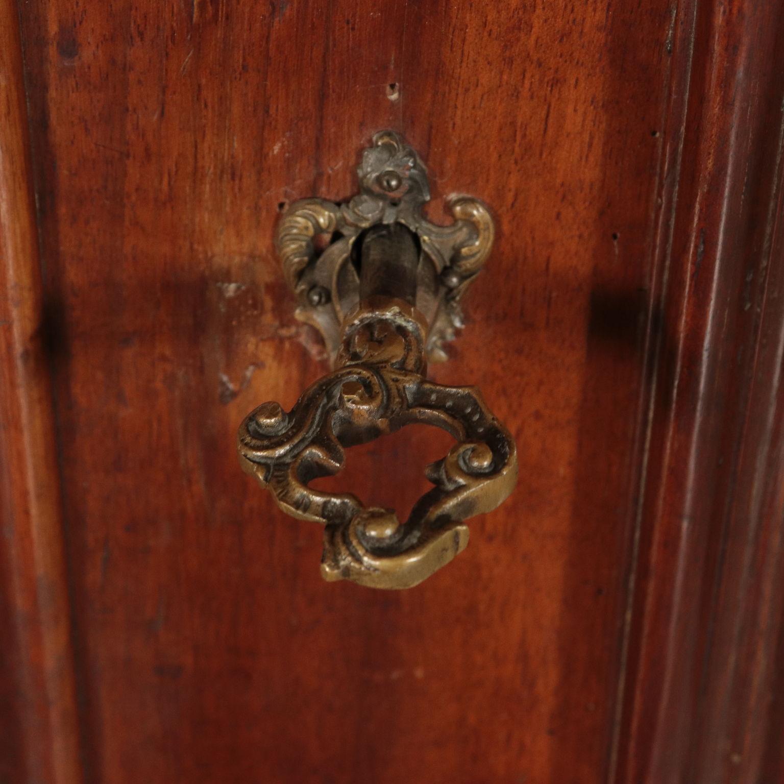 Walnut Wardrobe Italy 18th Century In Fair Condition In Milano, IT