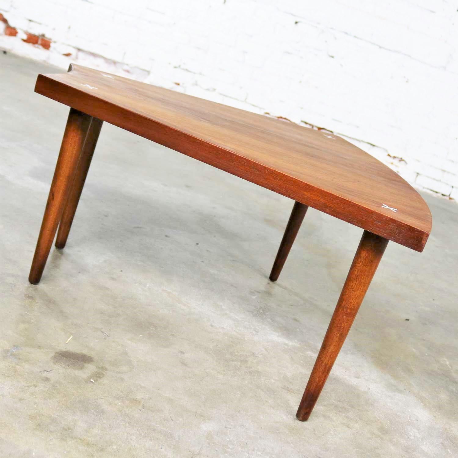 Walnut Wedge Shape End Table Attributed to Merton Gershun for American of Martin In Good Condition In Topeka, KS