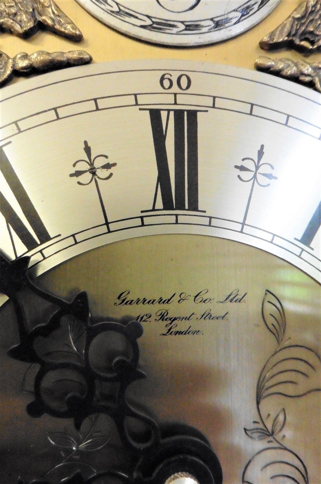 Westminster Chiming Großmutter-Uhr aus Nussbaumholz, Westminster, vertrieben von Garrards, London im Zustand „Gut“ im Angebot in Norwich, GB
